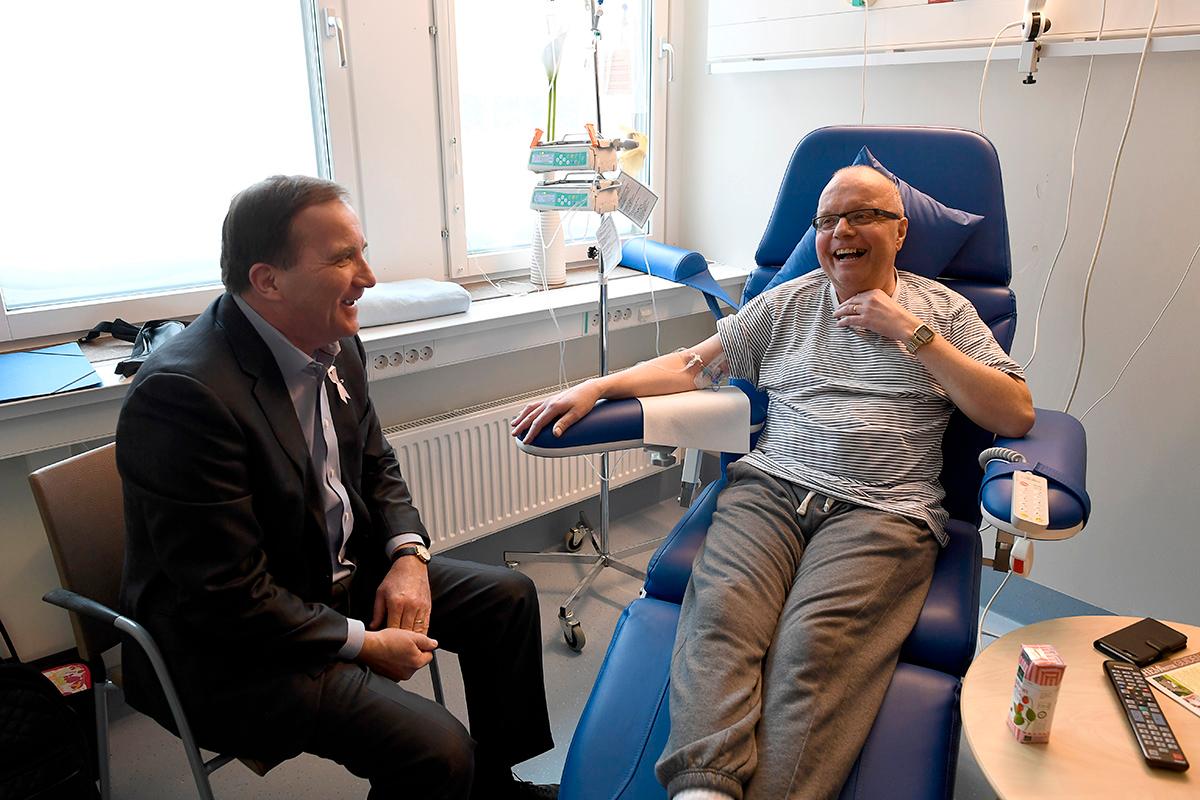 Statsminister Stefan Löfven i samtal med en patient på Borgholms lasarett. 