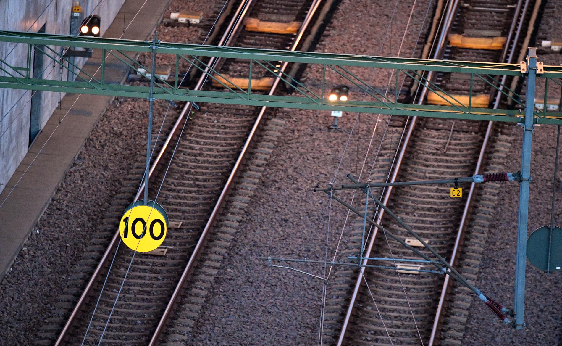 En nedriven kontaktledning orsakar störningar i tågtrafiken. Arkivbild.