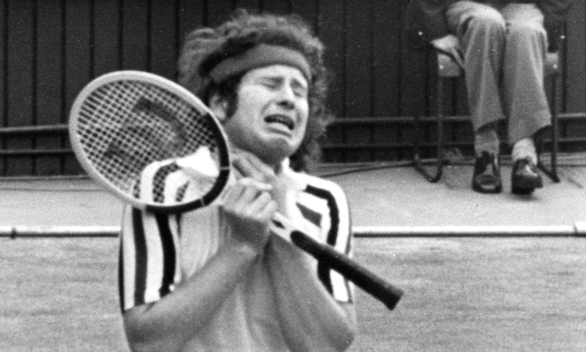Borgs finalmotståndare 1980, John McEnroe, grimaserar efter en förlorad finalboll.