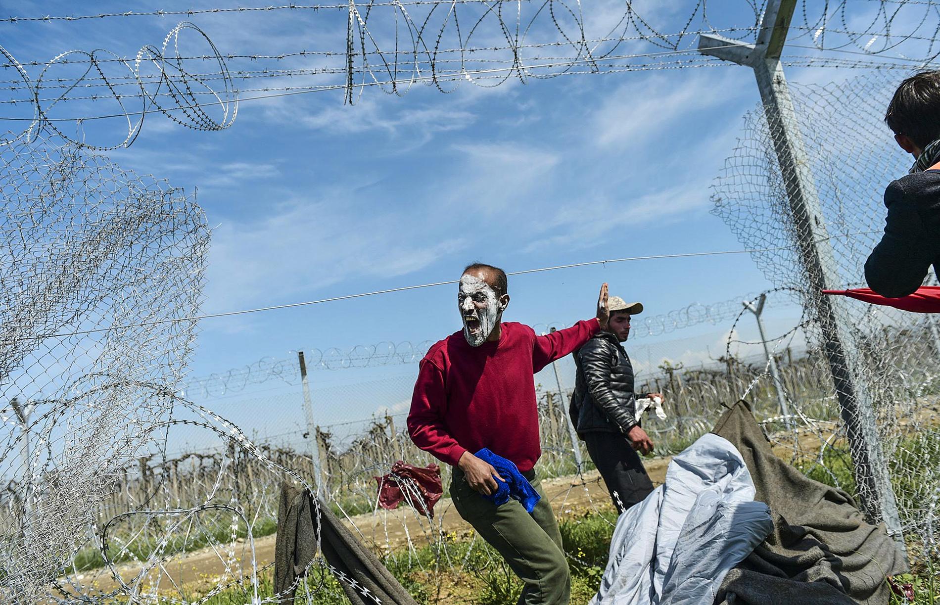 Hundratals migranter skadades på söndagen när de besköts med tårgas vid gränsen mellan Makedonien och Grekland. Den Makedonska polisen sköt mot  flyktingar på den grekiska sidan av gränsen vid övergången Idomeni. Människorna smörjde in sig med tandkräm för att skydda sig mot tårgasen.