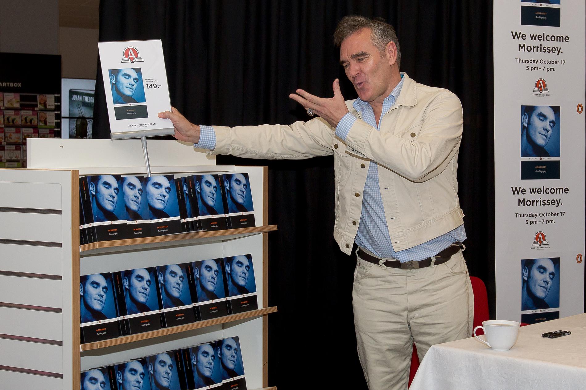 Morrissey med sin bok i Göteborg.