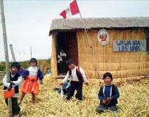 Skoldagen är slut för barnen hos uro folket som har byggt som bor på vassöar i Titicaca-sjön utanför Puno i Peru.