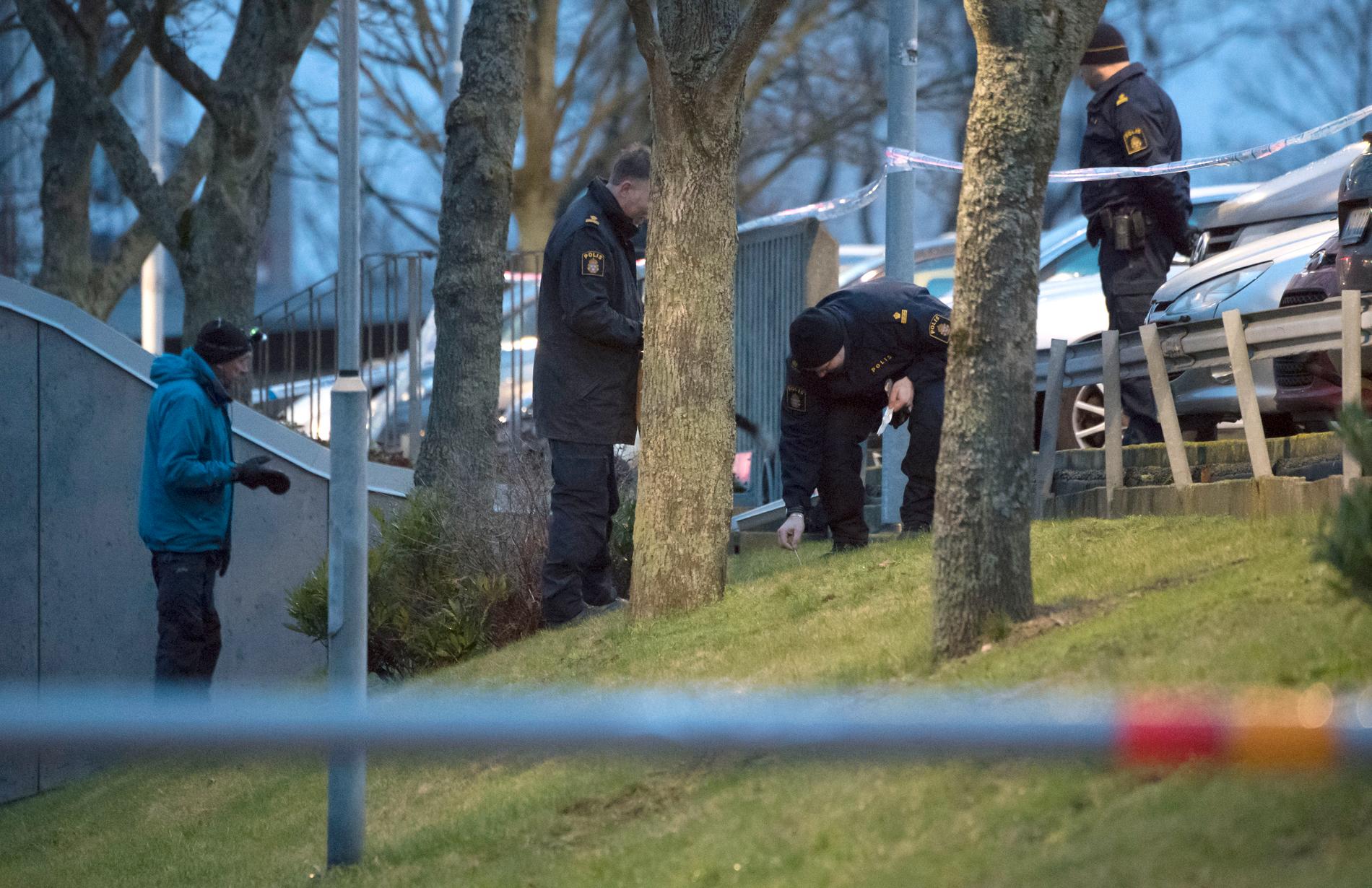 Polisens tekniker undersöker den påstådda brottsplatsen på Serenadsgatan i Malmö, men nu läggs våldtäktsutredningen ner. Kvinnan har erkänt att hon lämnat osanna och felaktiga uppgifter. Arkivbild.