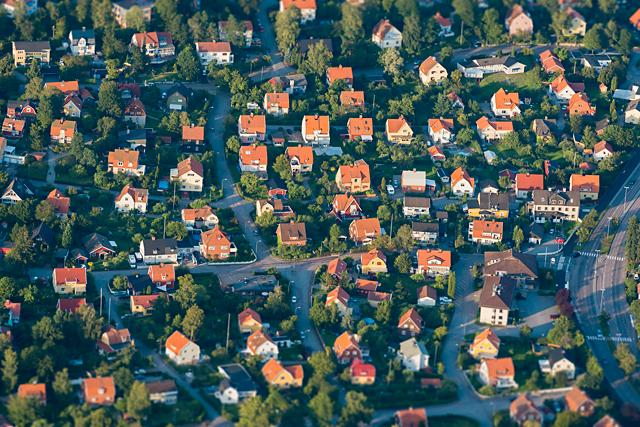Många hus i Sverige har för höga halter av radon. Nu kan du söka bidrag för radonsanering.