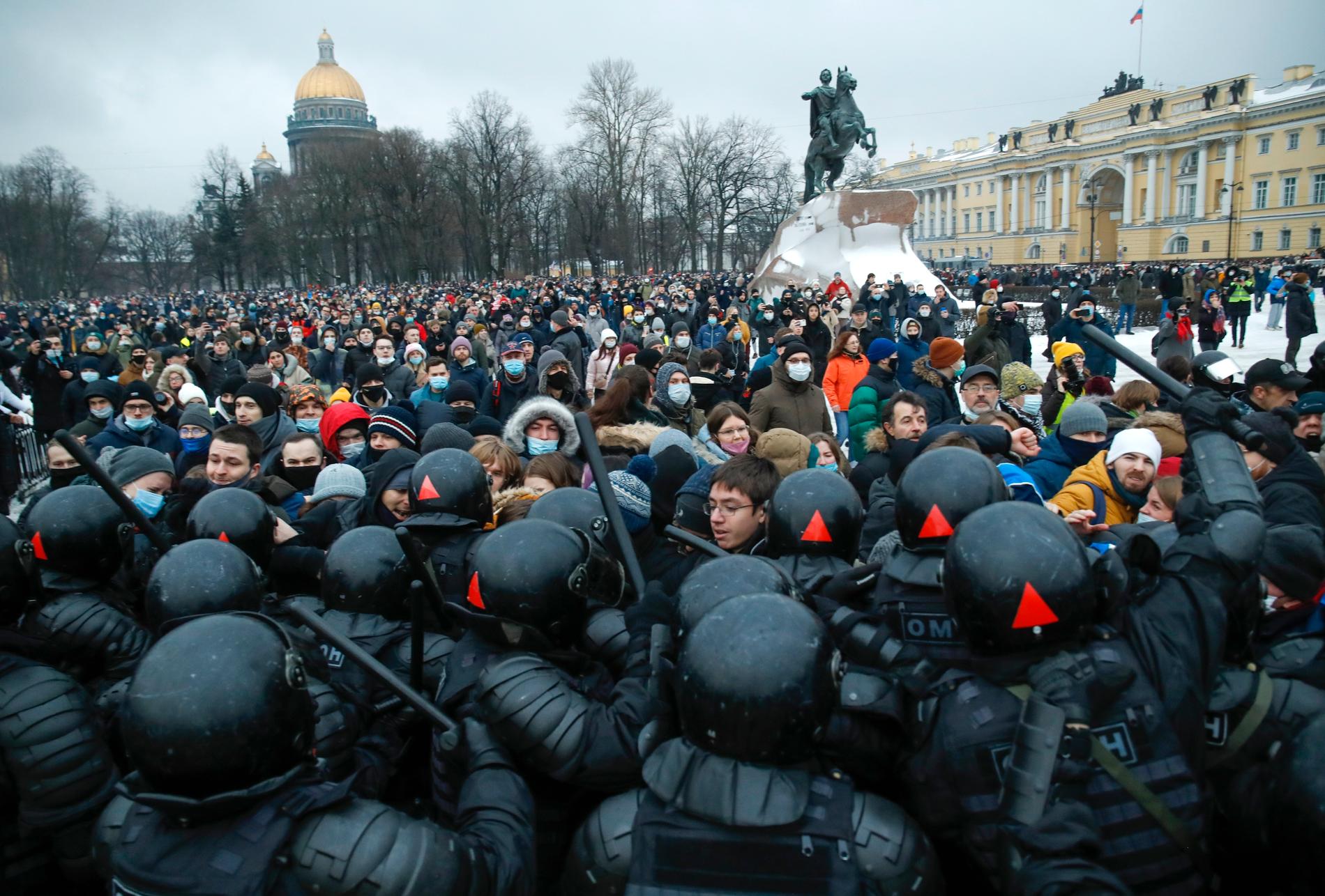 Poliser i aktion i S:t Petersburg.