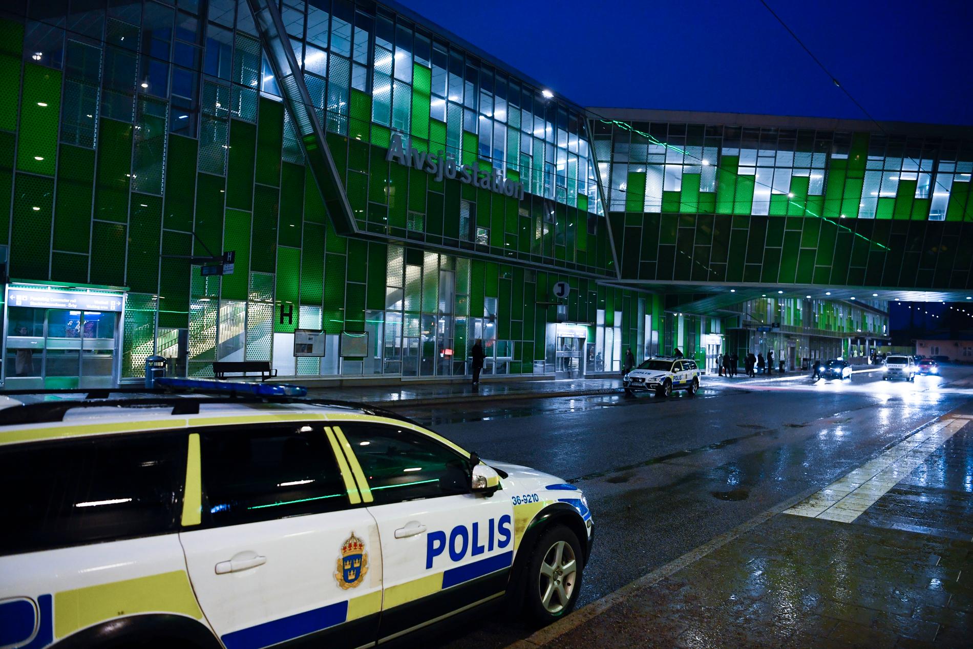 En man sköts ihjäl med flera skott vid Älvsjö pendeltågsstation i södra Stockholm.