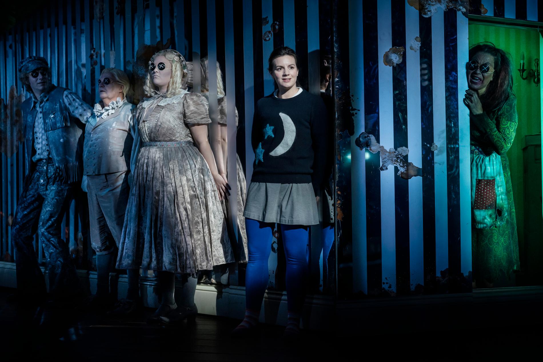 Coraline handlar om en spegelvänd värld där föräldrarna inte har tid för sin dotter. Nu sätts berättelsen upp på Folkoperan i Stockholm. Pressbild.