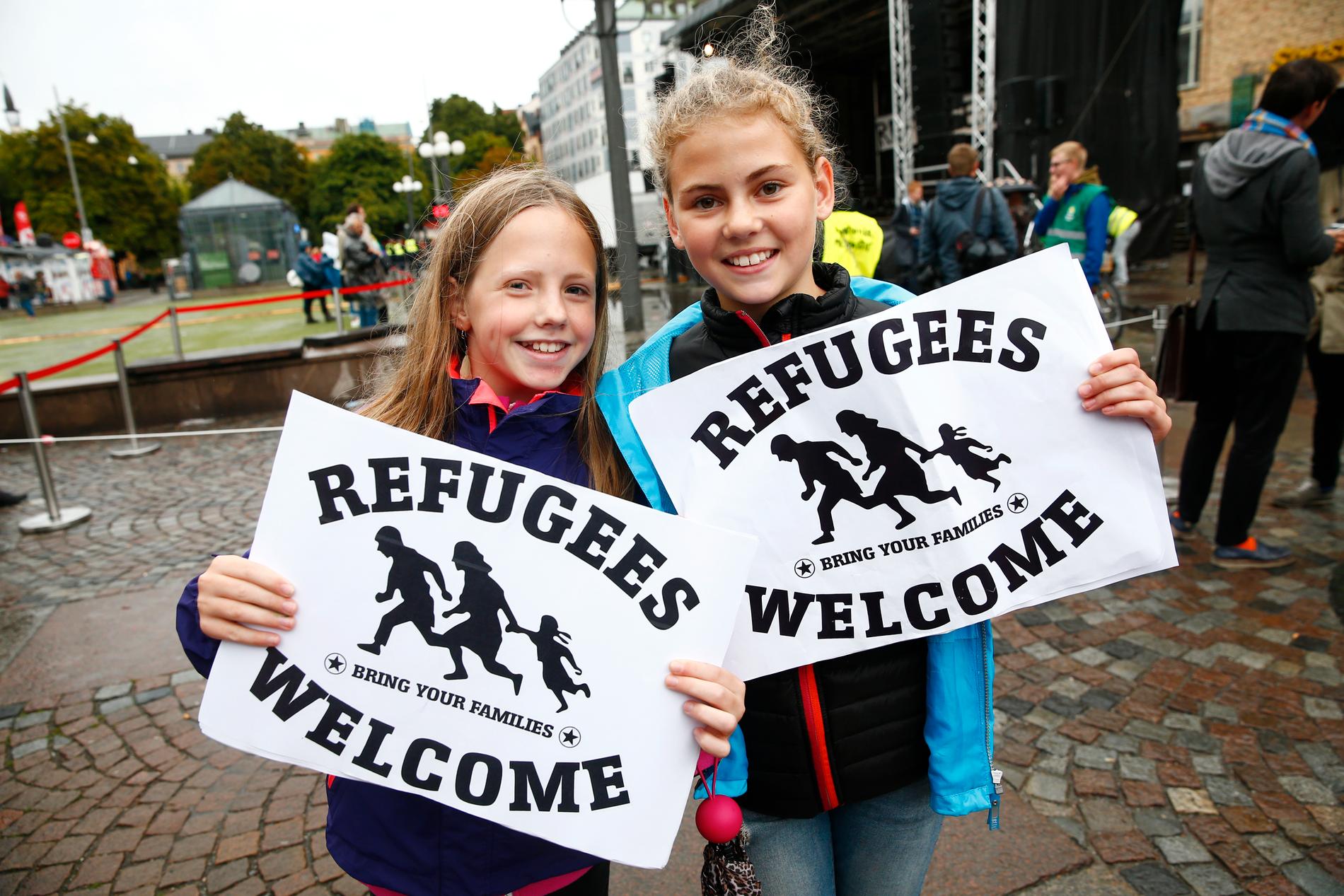 Milla Ösgård, 11 med kompisen Lisa Edgren Schüllerqvist, 11, båda från Stockholm. – Vi ska dela ut lappar till folk, vi vill att flyktingarna ska få komma hit. Det är väldigt viktigt och det tycker min storebror också.