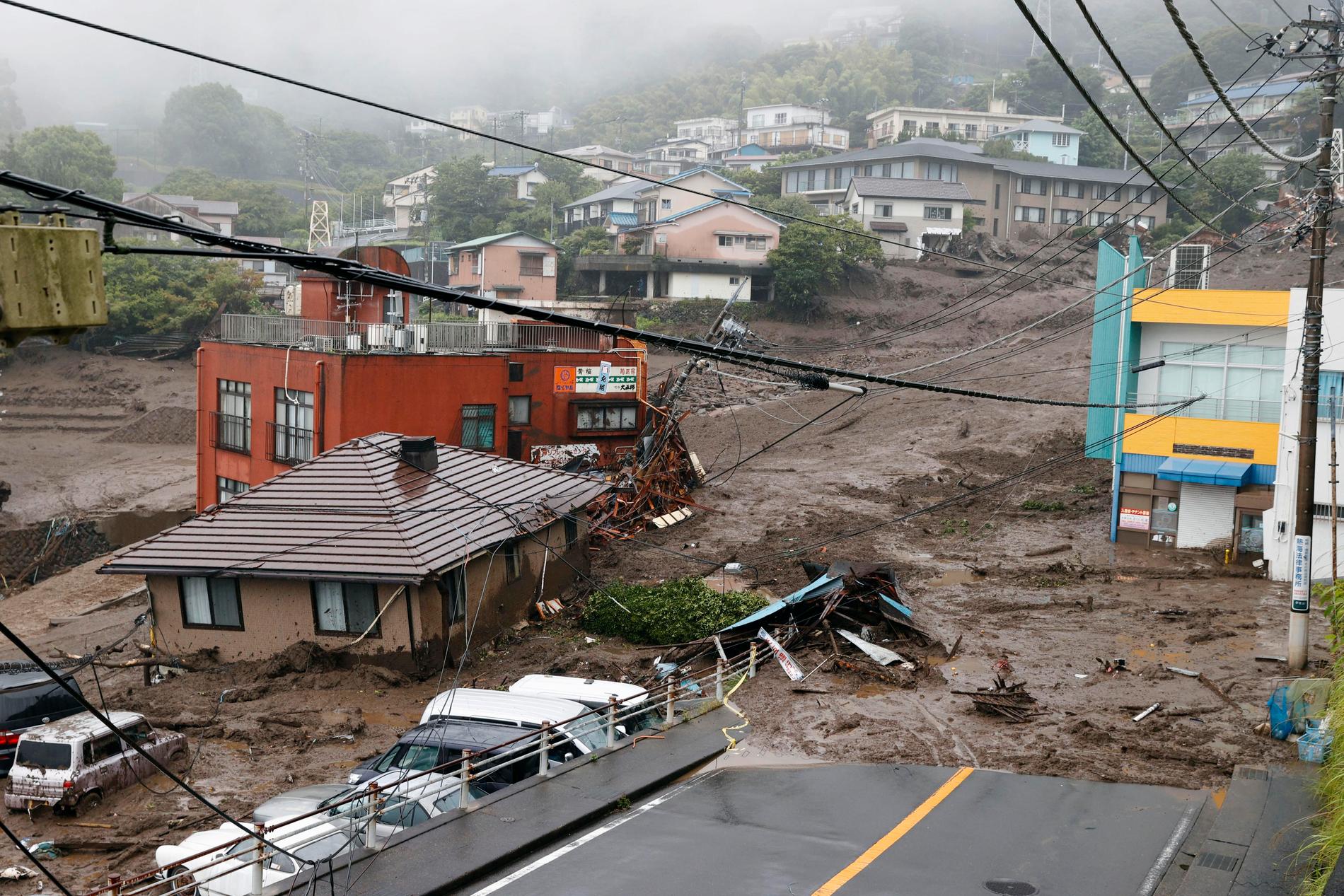 Människor har omkommit och saknas efter ett jordskred i Atami, Japan.