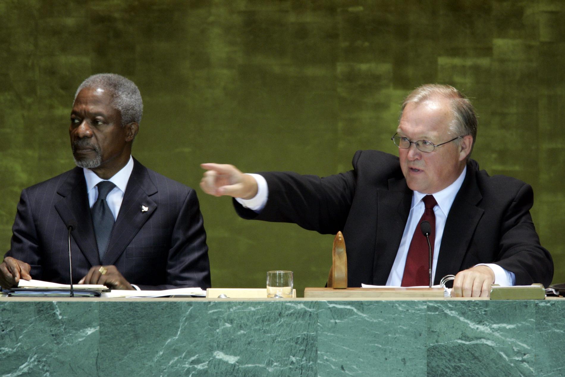 2005: Tidigare svenska statsministern Göran Persson (S) ber åhörarna vara tysta när Kofi Annan talar under FN:s världsmöte.