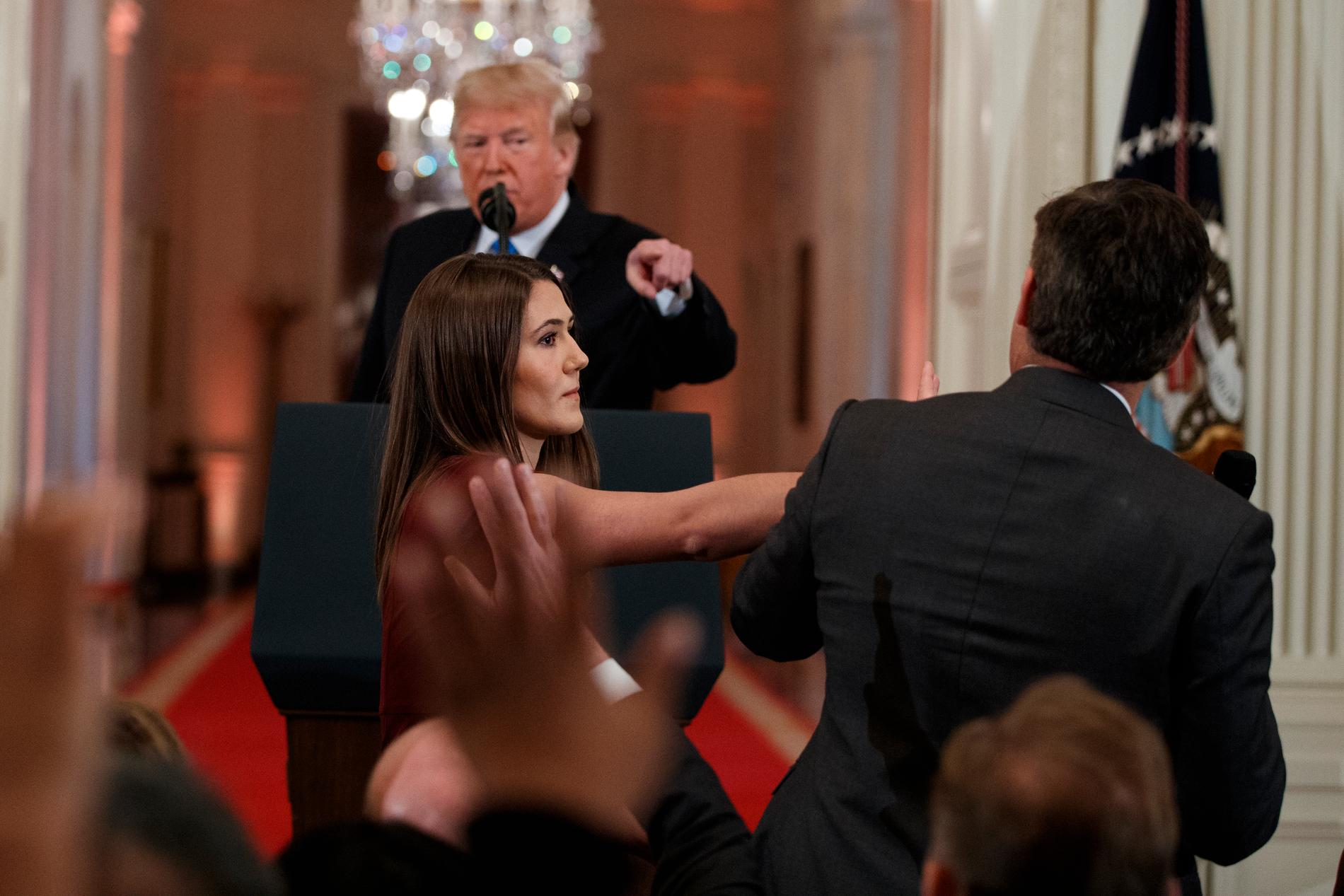 En anställd i Vita huset försöker att ta bort mikrofonen från Jim Acosta, sedan han och president Donald Trump hamnat i ordväxling.
