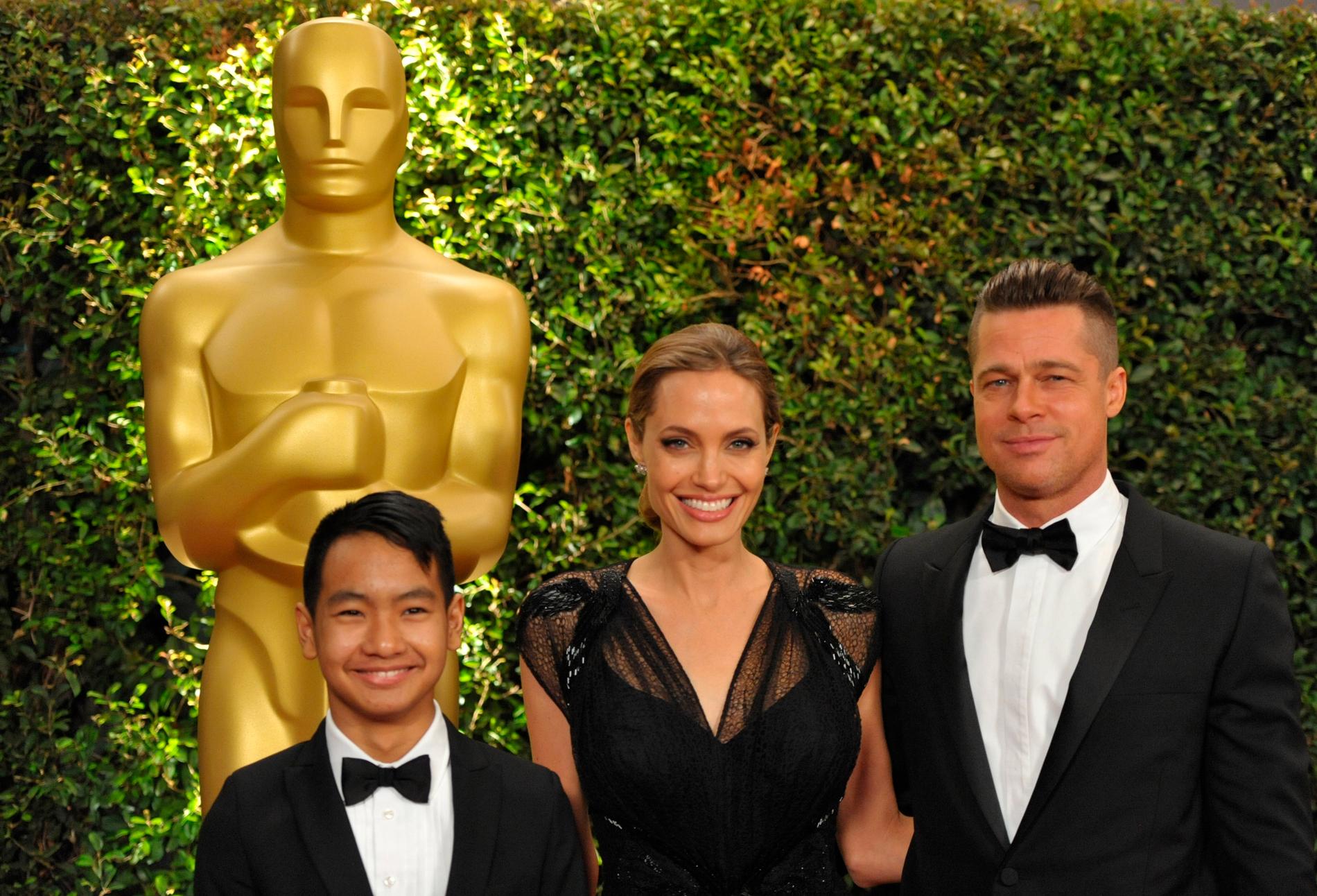 Angeline Jolie, Brad Pitt med deras son Maddox.
