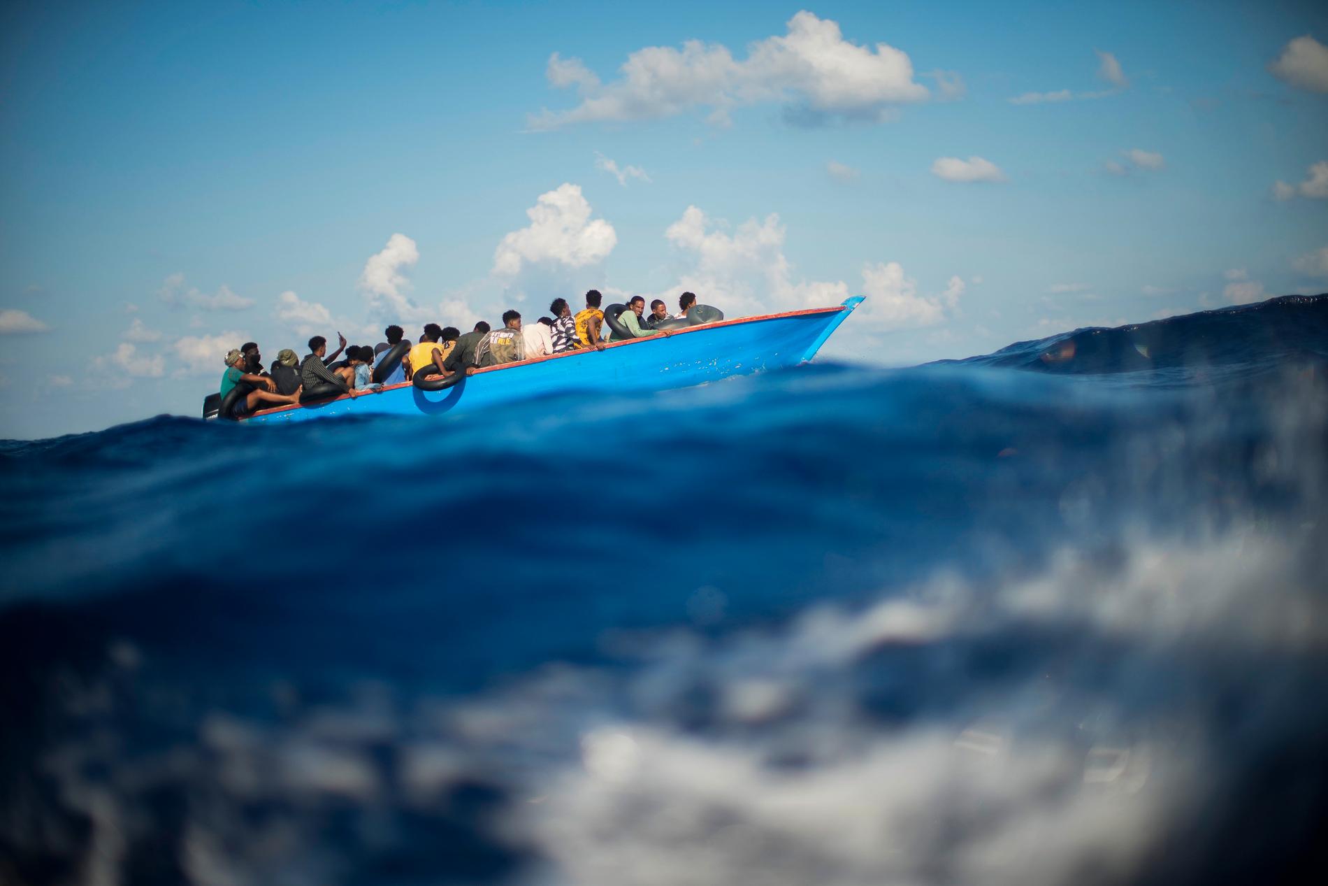 Dödliga vågor. Migrantrutten över centrala Medelhavet är ökänd för att ta många liv. Ändå ökar antalet människor som försöker ta sig till Europa den vägen.