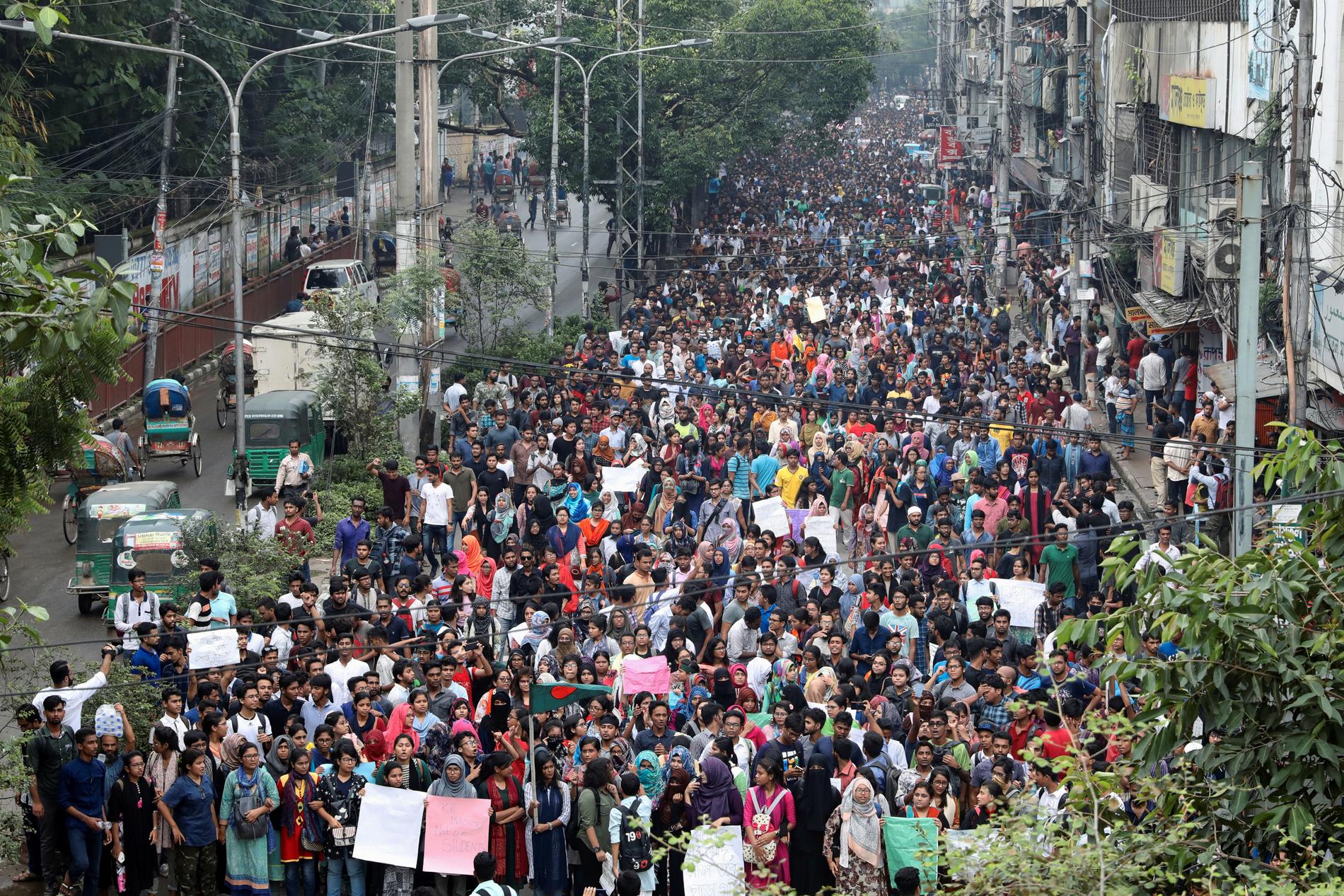 Tusentals studenter har samlats för att protestera. 