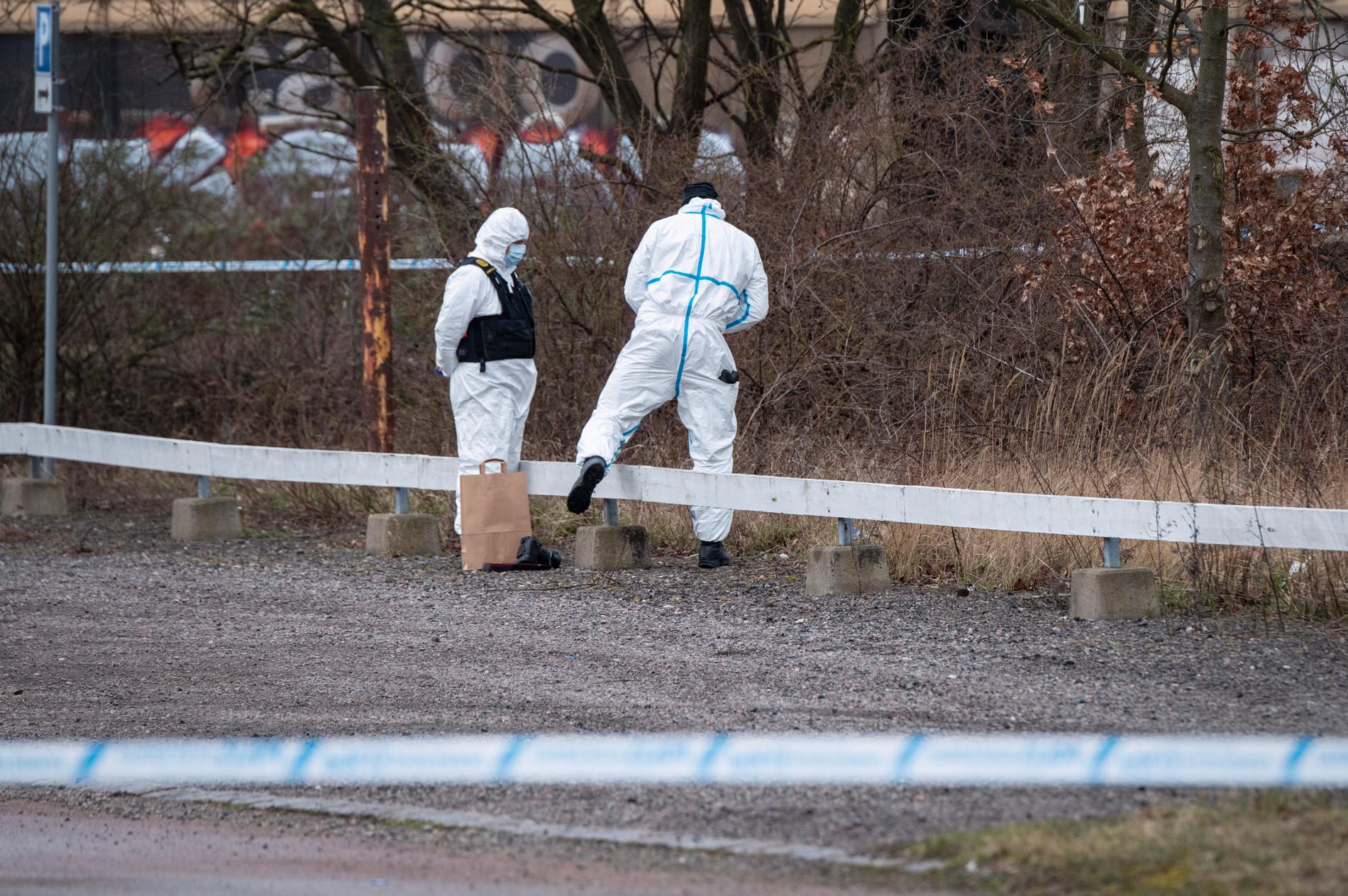 En död person har hittats i en bil i hamnområdet i Landskrona. Polisens tekniker undersöker området i närheten.