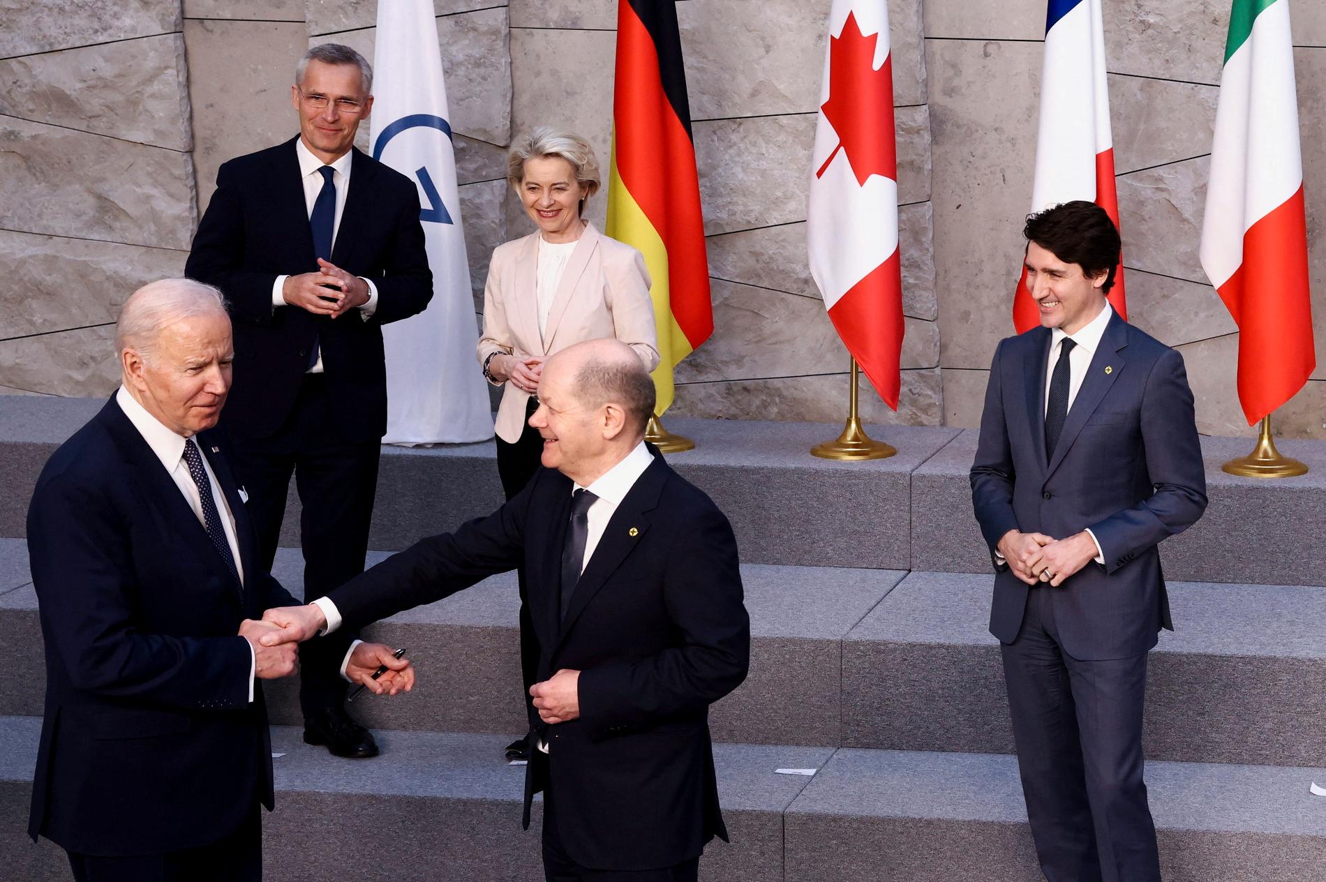 De senaste tre dagarna har den amerikanska presidenten träffat ledarna i G7, i EU och i Nato. Här träffar Joe Biden Tysklands förbundskansler Olaf Scholz, Natos generalsekreterare Jens Stoltenberg, Europakommisionens ordförande Ursula von der Leyen och Kanadas premiärminister Justin Trudeau innan ett G7-möte.