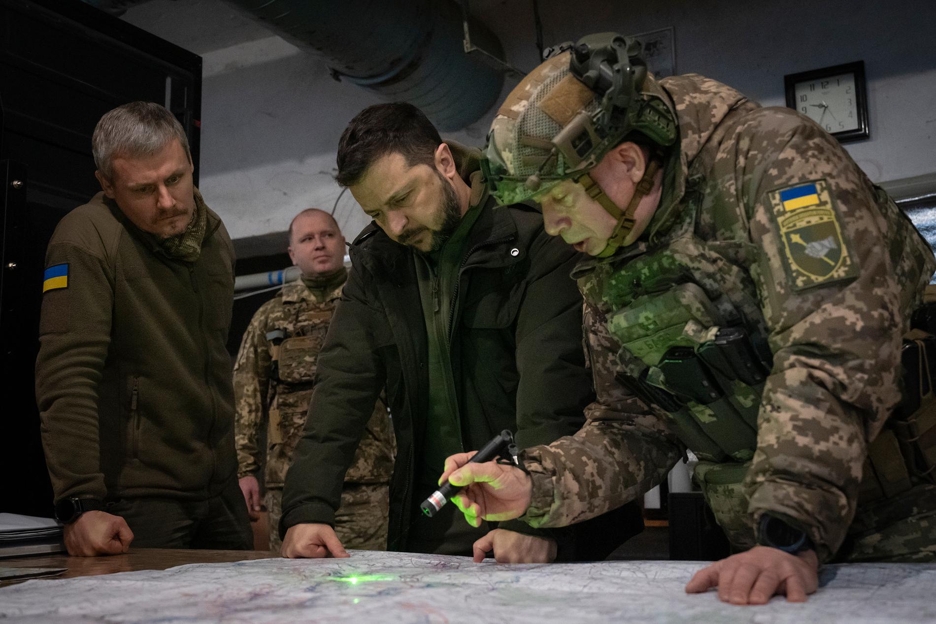 Oleksandr Syrskyj, längst till höger, visar Ukrainas president Volodymyr Zelenskyj (till vänster) en karta under ett besök i frontlinjestaden Kupjansk, Charkiv-regionen. Arkivbild från november.