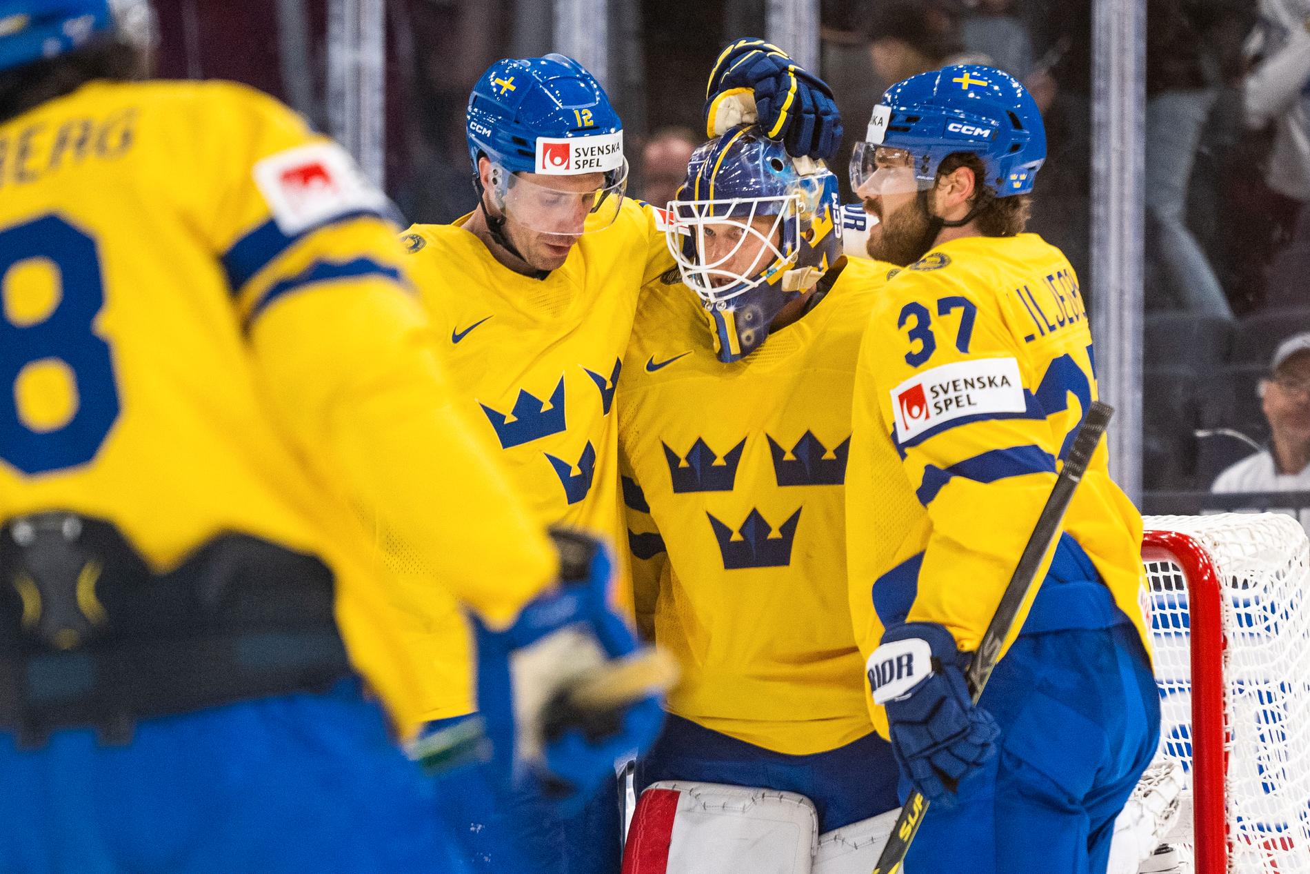 Patrik Nemeth och Timothy Liljegren klappar om Lasse Johansson efter segern.