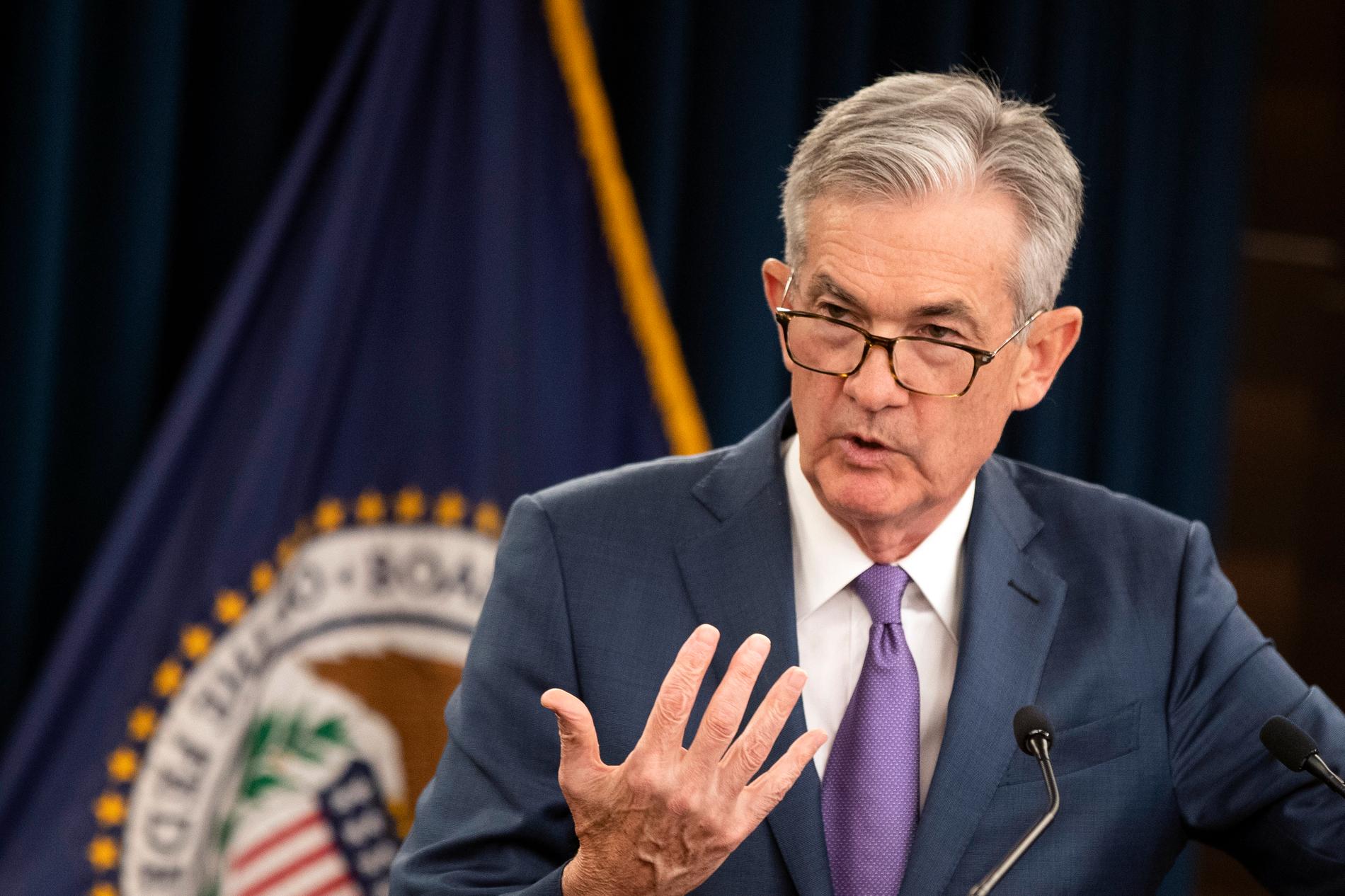 Chefen för USA:s centralbank Federal Reserve (Fed) Jerome Powell sänker Feds styrränta till 0,00–0,25 procent, vilket välkomnas av president Donald Trump. Arkivbild
