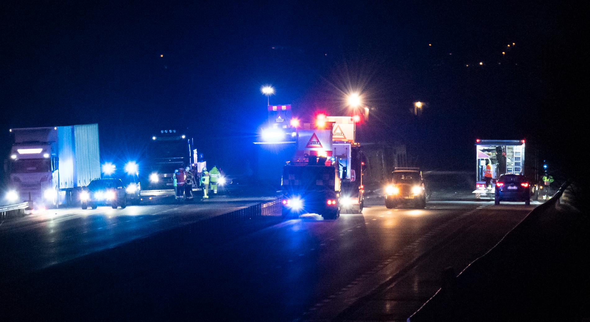 Flera personer har förts till sjukhus efter en trafikolycka med flera bilar och en lastbil på E4 vid Hyllinge. Lastbilen välte och låg på sidan över båda körbanorna.