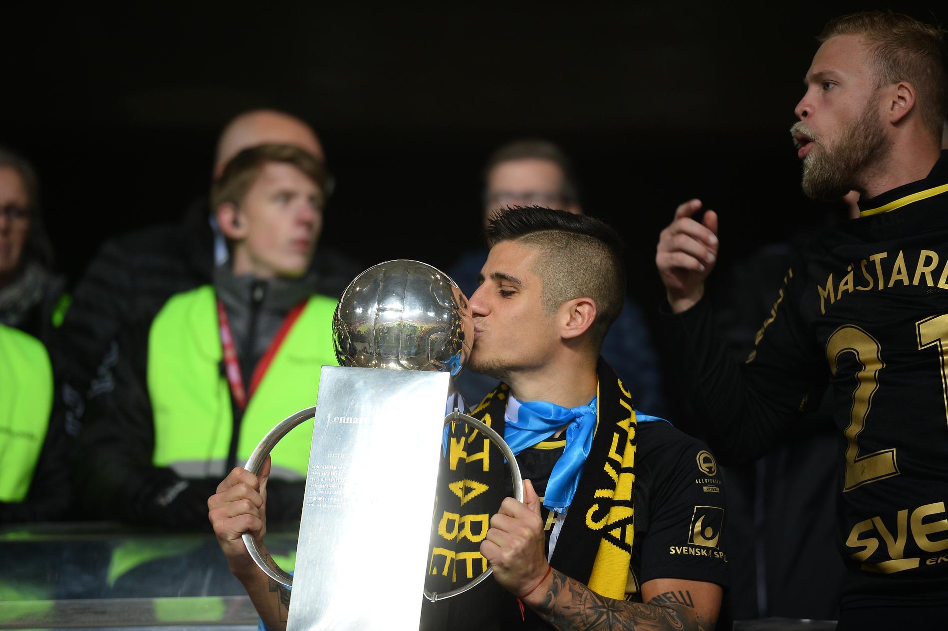 Nicolás Stefanelli kysser Lennart Johanssons pokal sedan SM-guldet bärgats i Kalmar 2018. Nu är det klart att han lämnar AIK.