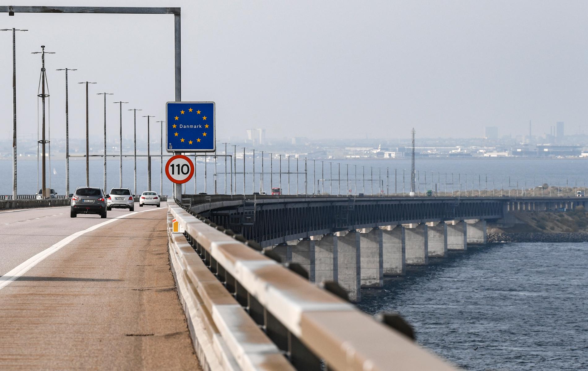 Trafik på Öresundsbron med skylt som visar var gränsen mellan Sverige och Danmark går.