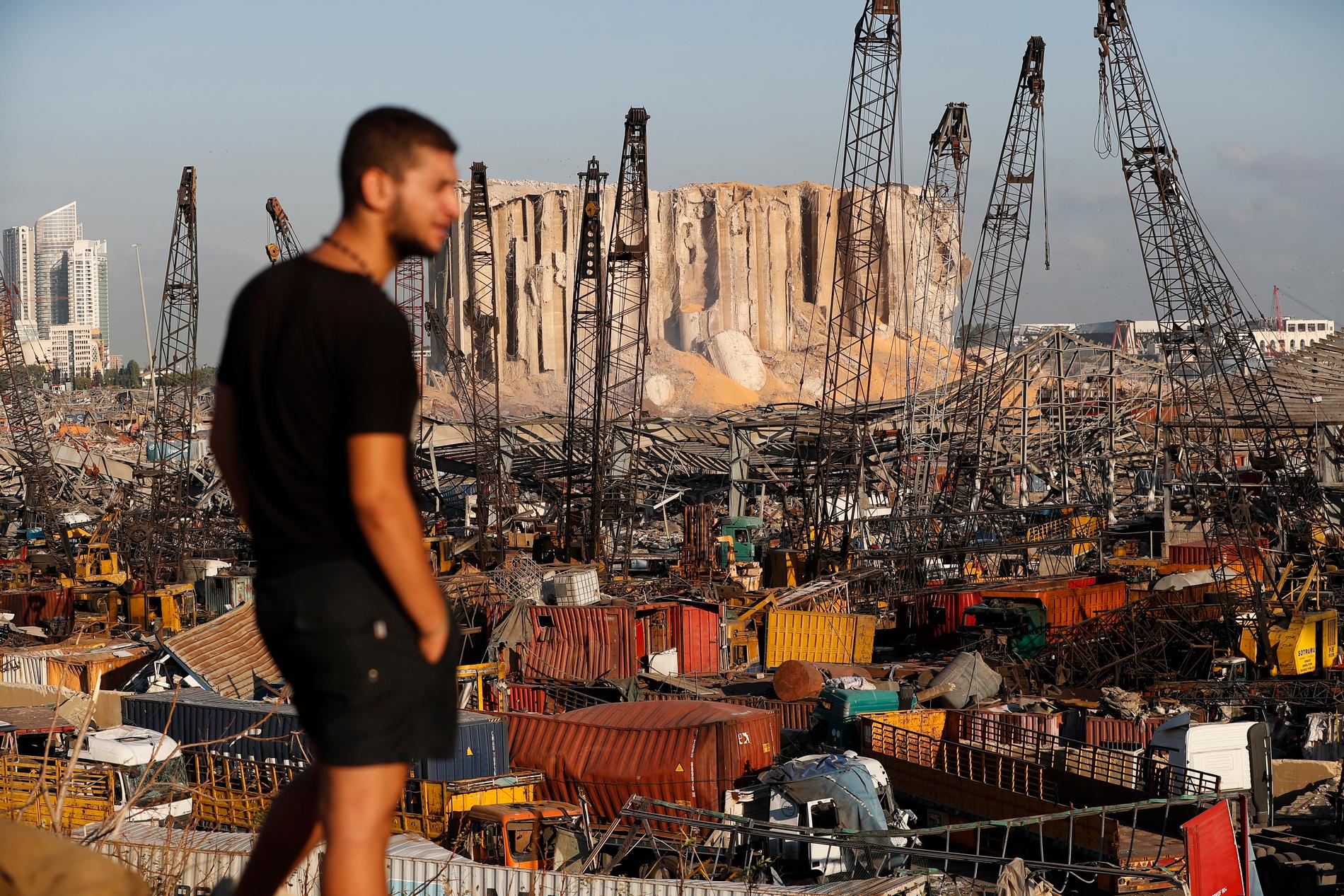 En man blickar ut över förödelsen efter tisdagens explosioner som förstörde stora delar av Libanons huvudstad Beirut.