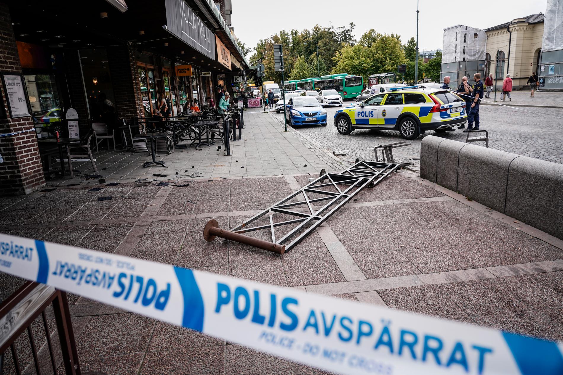 Polis på plats vid järnvägsstationen i Lund i samband med bråk mellan flera personer vid en uteservering. Den 6 september blossade våldsamheter upp på flera platser i Lund. Arkivbild.