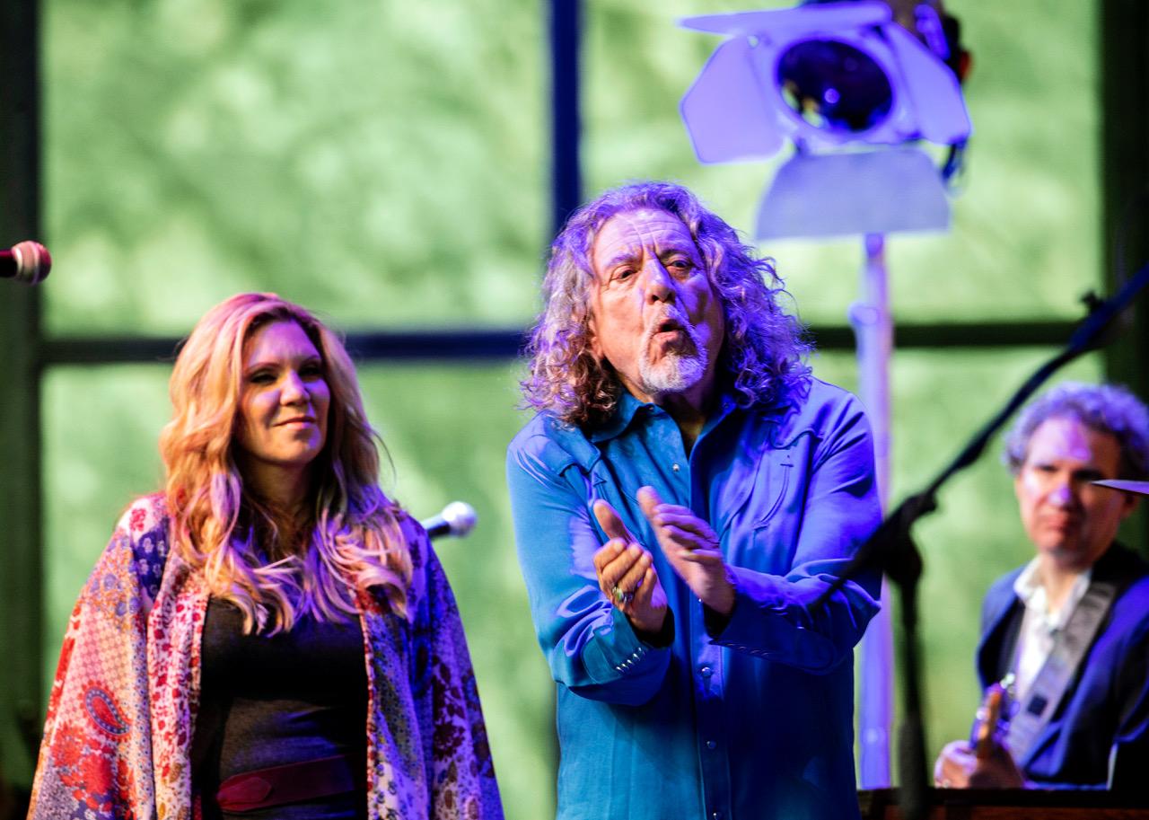 Alison Krauss och Robert Plant står och beundrar sitt eget kompband, vilket går att förstå. 