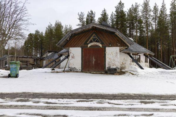 Varje månad hålls ett möte i Skogsnäs. Då träffas medlemmarna i kulturhuset som syns här på bilden. Huset ser ut som en stor kåta.