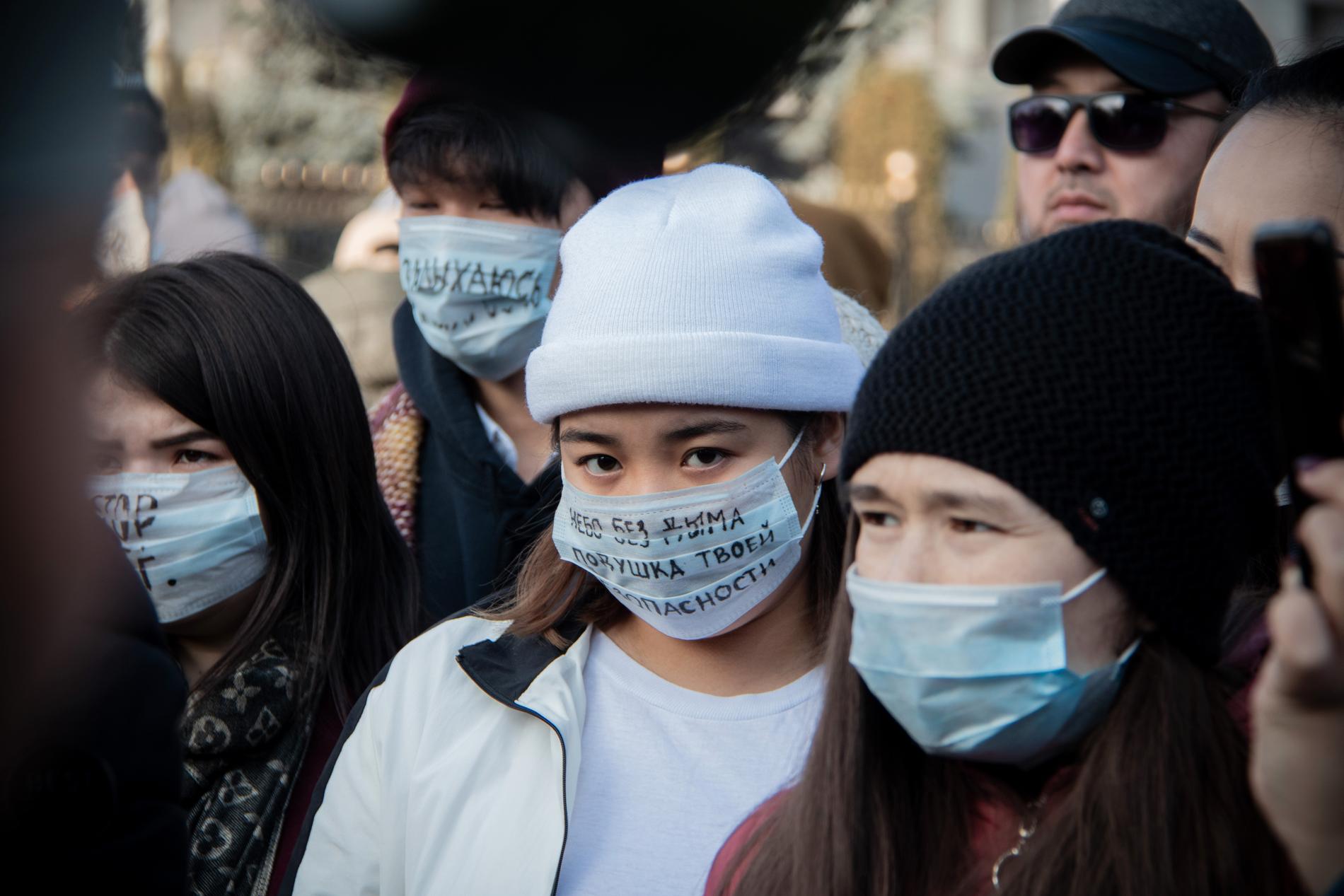 Människor tar till gatorna för att protestera mot den dåliga luften i Kirgizistans huvudstad Bisjkek.