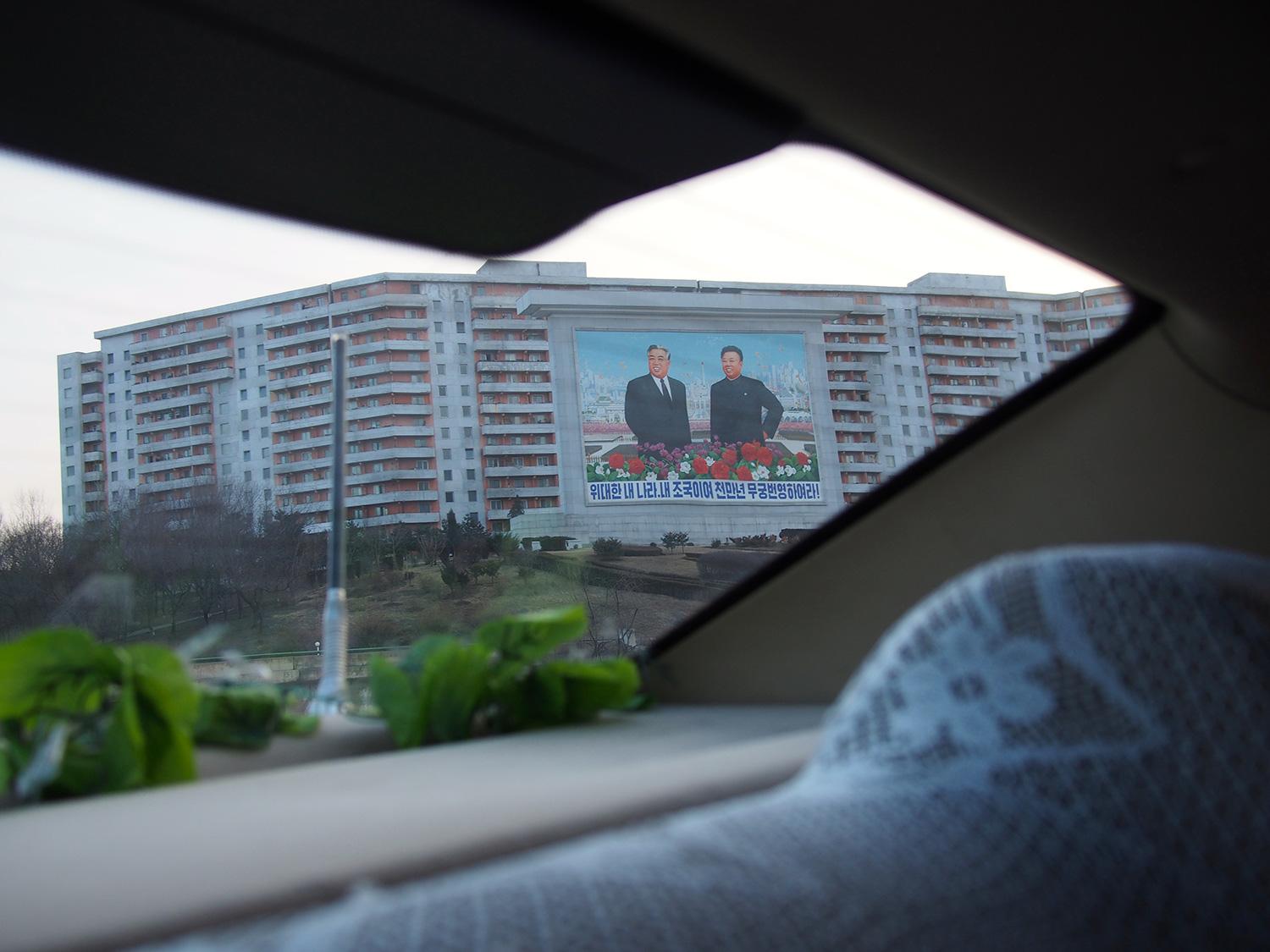 Kim Il-Sung och Kim Jong-Ils porträtt syns överallt.