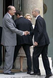 Hyllad av Chirac Frankrikes president hyllade Zidane efter dennes sista match. Att ”Zizou” avslutade med att se rött sågs mellan fingrarna av Chirac.