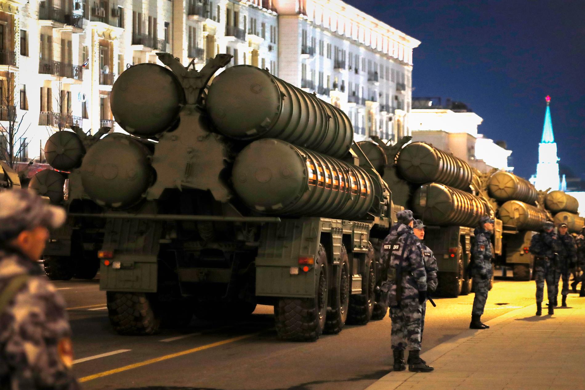 Ryska luftförsvarsrobotar fraktas till Röda torget i Moskva inför militärparaden.