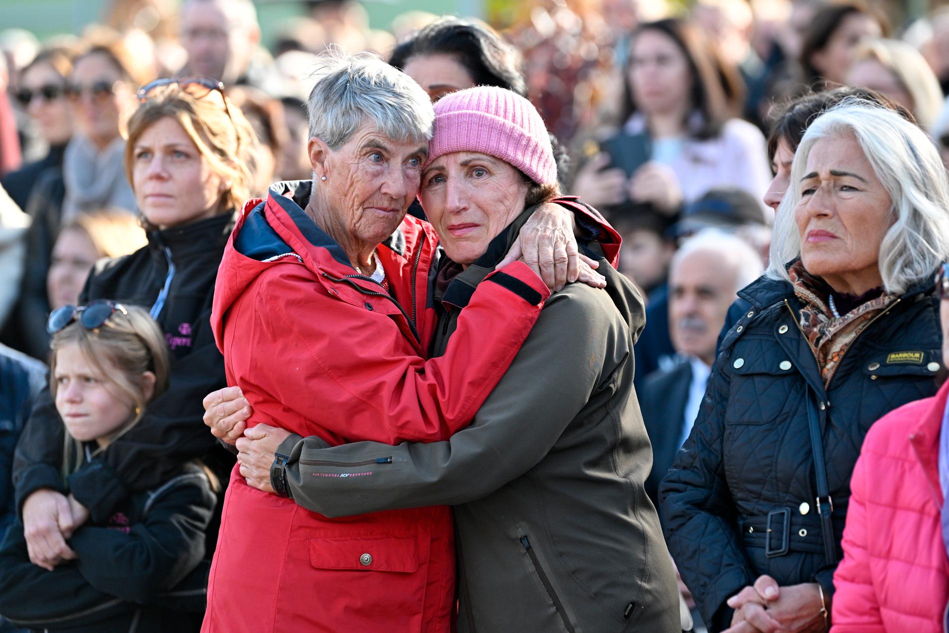 Människor samlade för en manifestation för ökad trygghet mot våldet på Stora torget i Södertälje under söndagen.