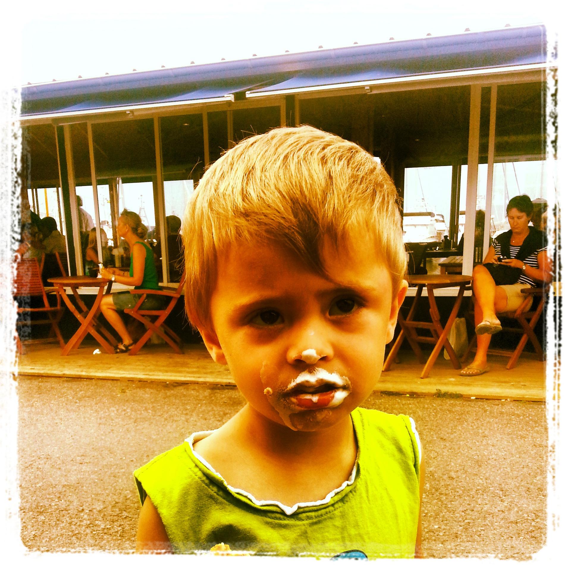 Sommarbild på mitt barnbarn som ätit glass på marknaden i Byxelkrok, skriver Ann-Helen.