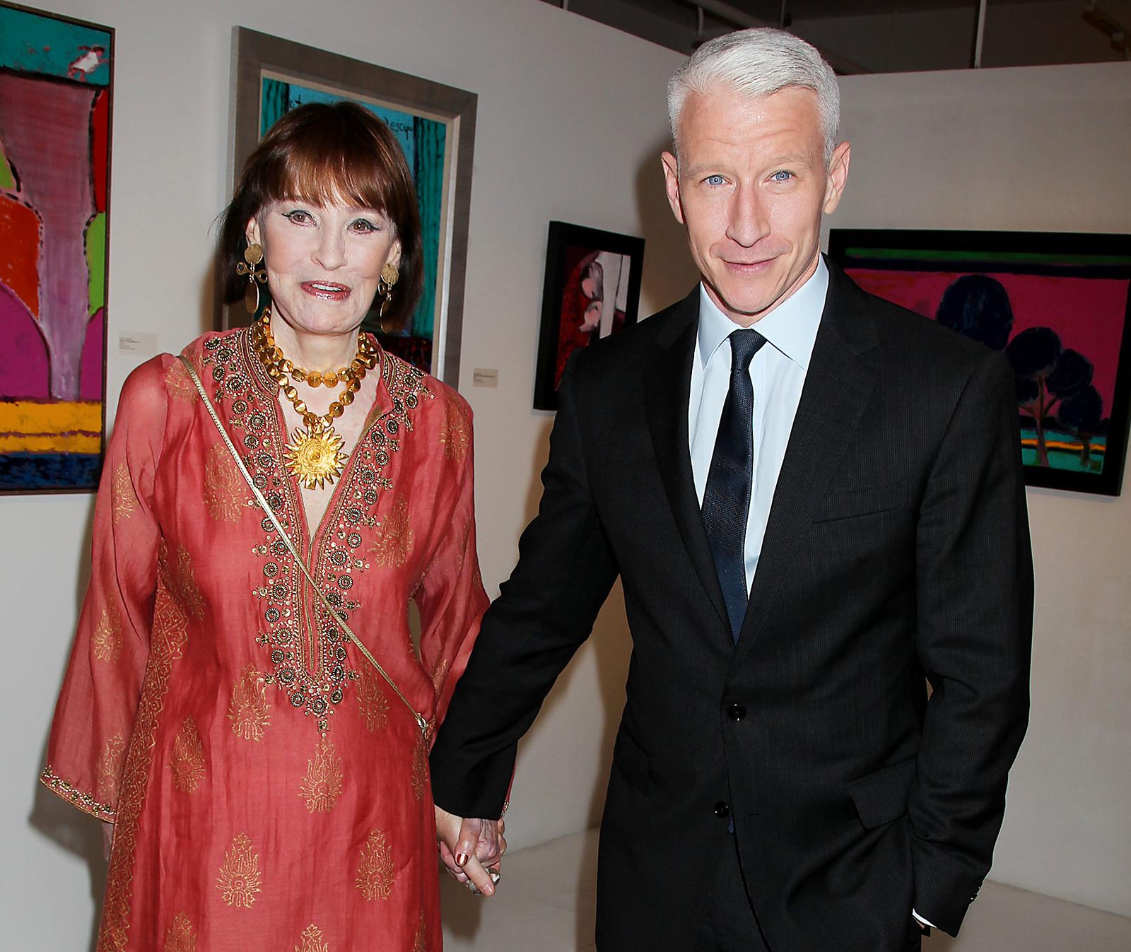 Anderson Cooper med sin mamma, modeskaparen Gloria Vanderbilt i New York 2012.