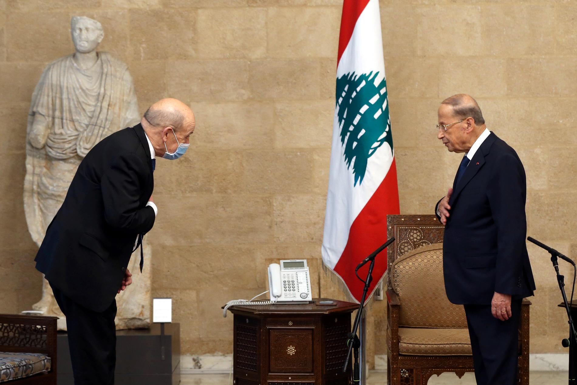 Frankrikes utrikesminister Jean-Yves Le Drian (till vänster) i ett möte med Libanons president Michel Aoun i Beirut.