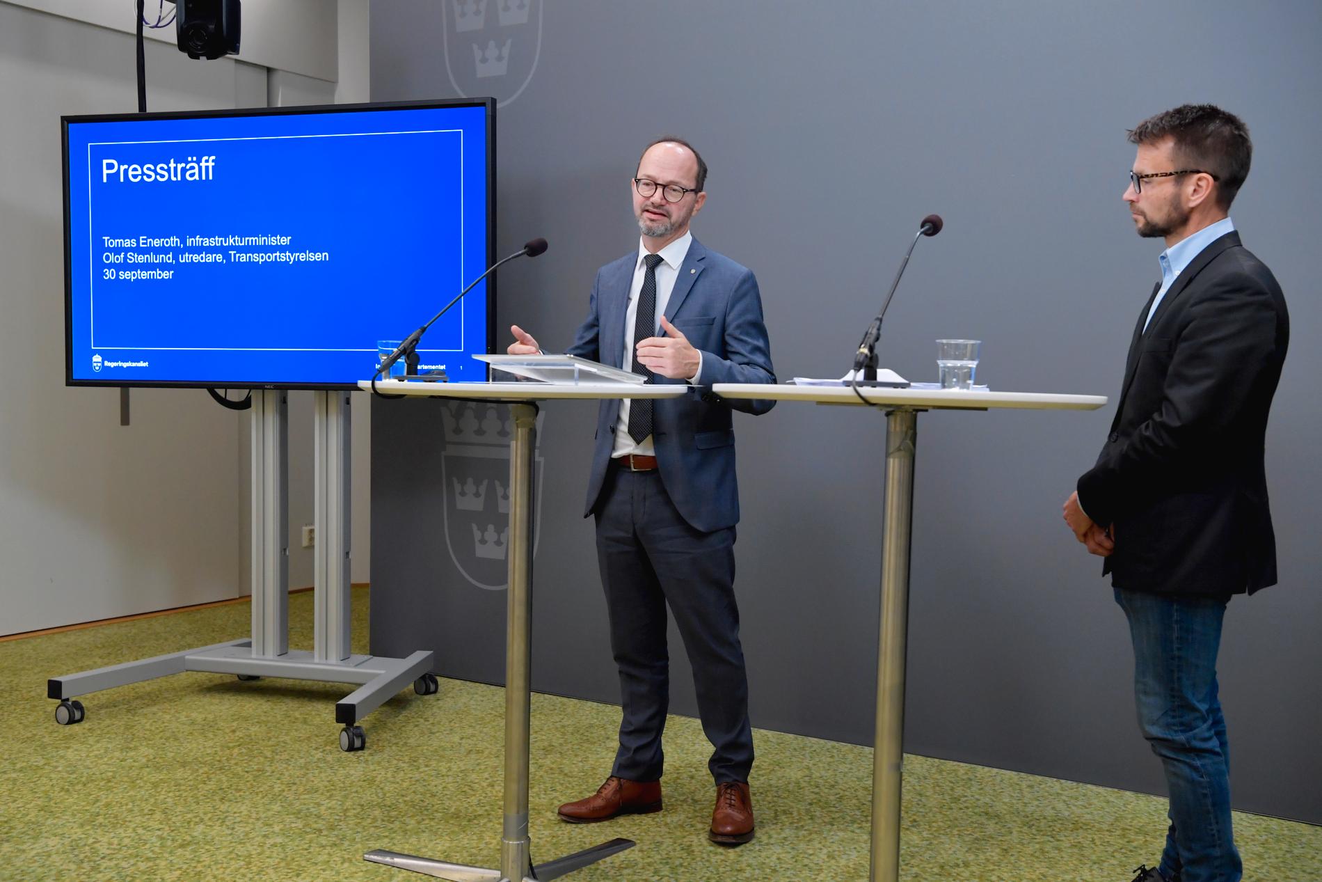 Infrastrukturminister Tomas Eneroth (S) och Transportstyrelsens utredare Olof Stenlund presenterar utredningen om åtgärder mot svarta körskolor och fusk vid förarprov.