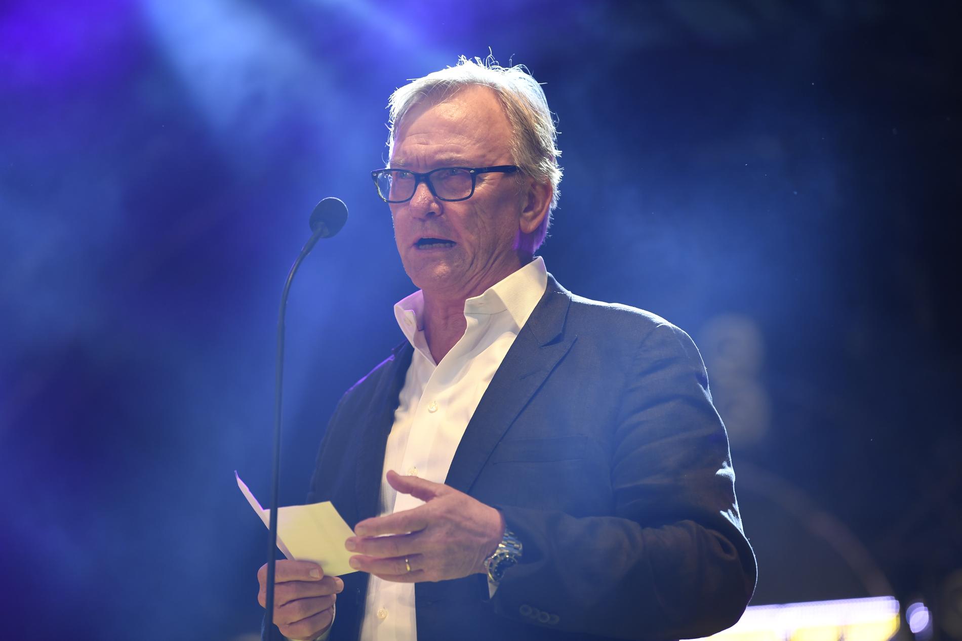 Klas Berglind at his first public appearence since the death of his son accepting a Rockbjörnen award on behalf of Avicii