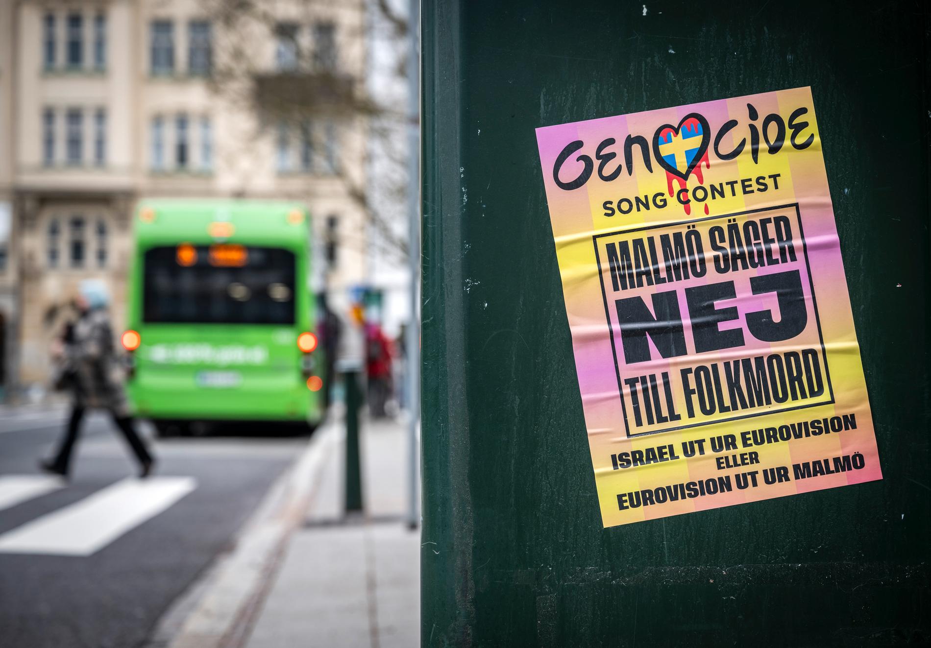 Affischer med budskapet "Genocide Song Contest – Israel ut ur Eurovision eller Eurovision ut ur Malmö" fanns runt om i Malmö på fredagen.