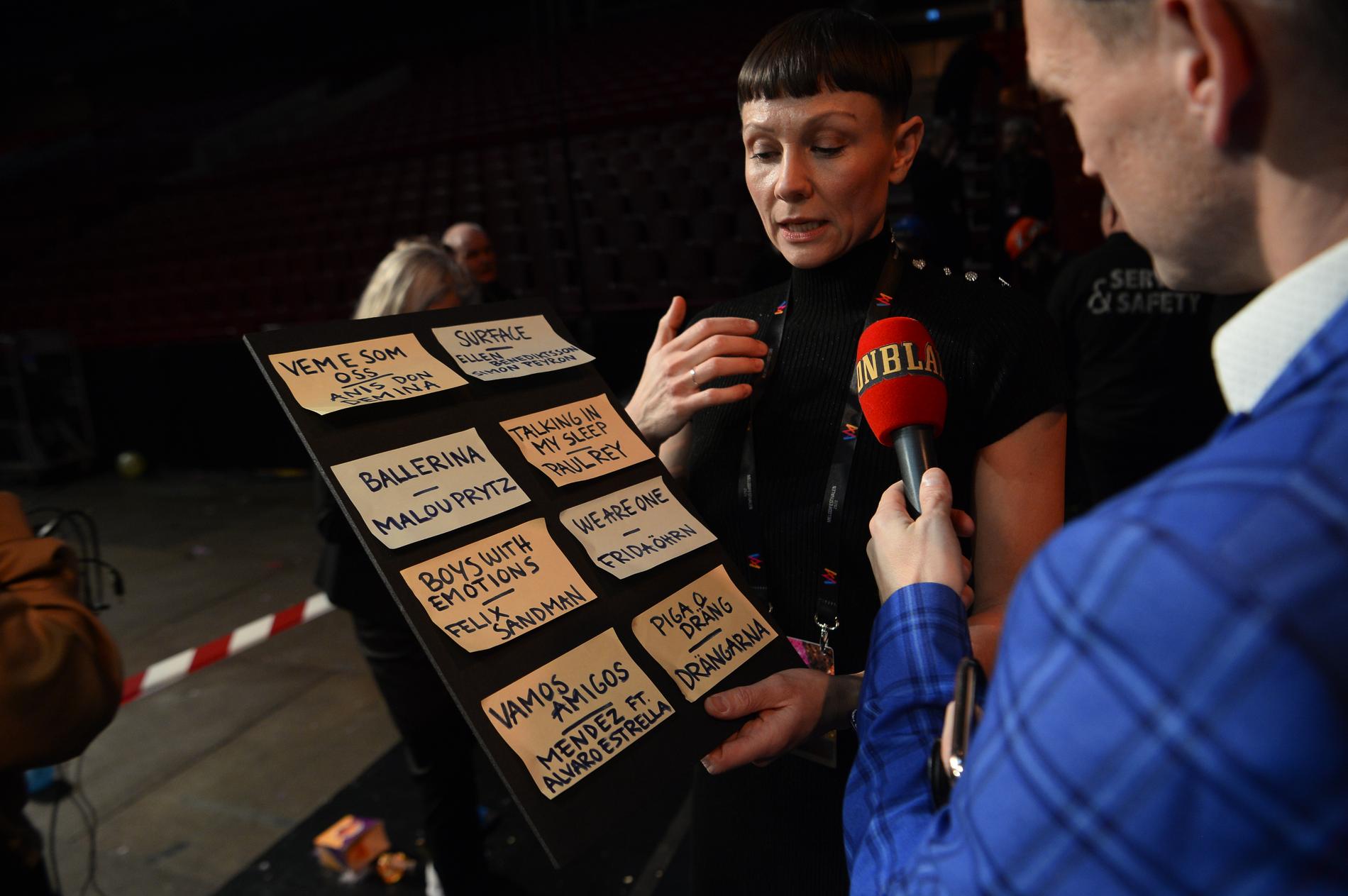 Tävlingsproducenten Karin Gunnarsson presenterar duellerna för Tobbe Ek. 