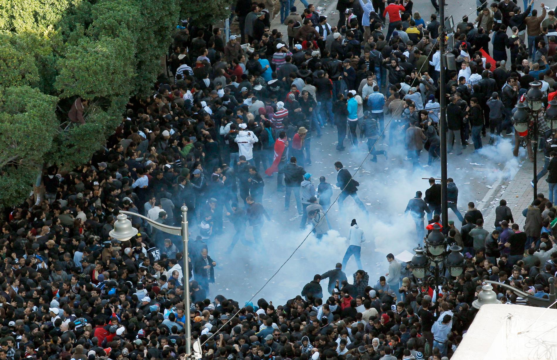 Jasminrevolutionen Polis ingriper mot demonstranter i Tunis, januari 2011.