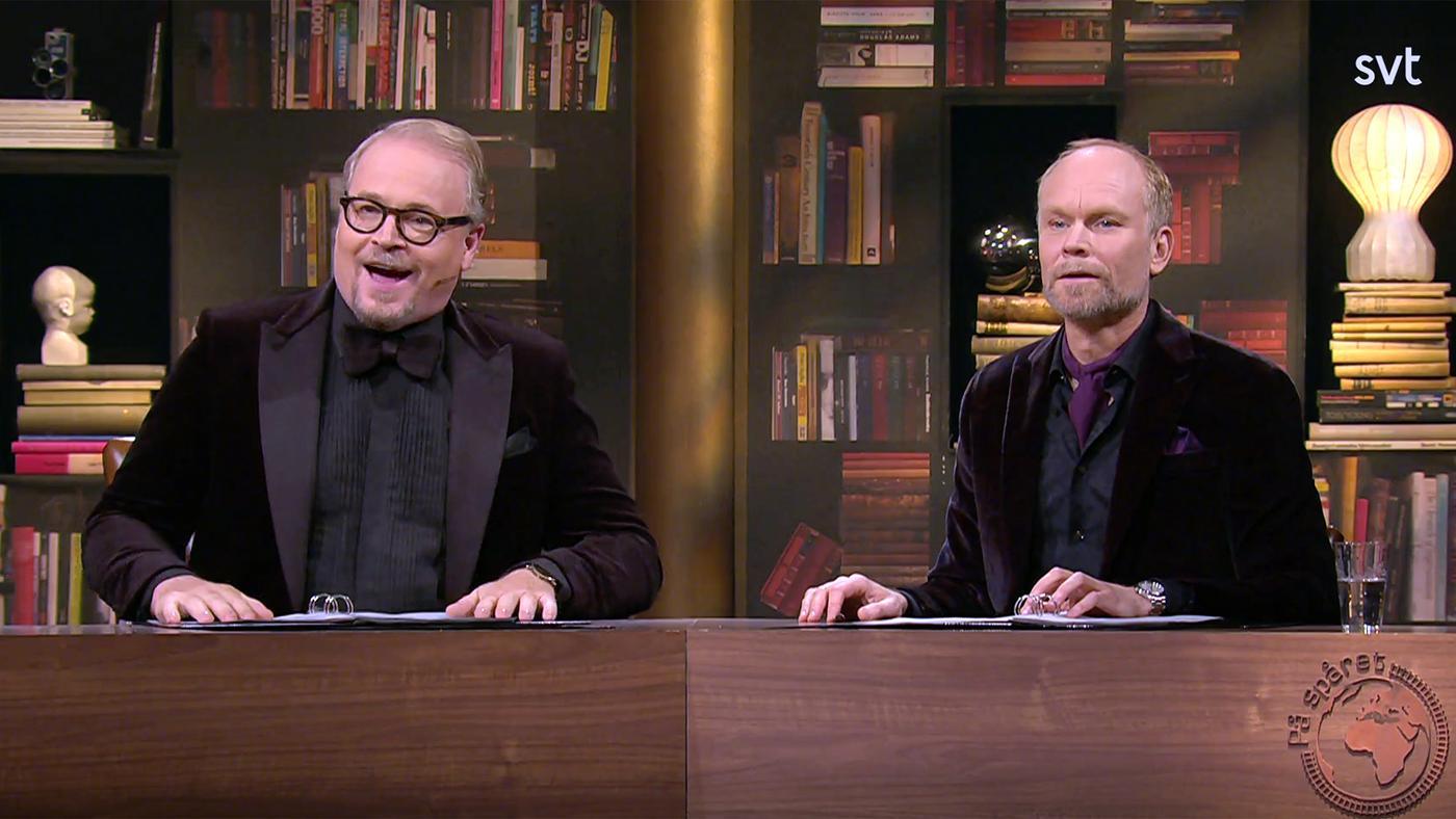 Som vanligt är Kristian Luuk programledare och Fredrik Lindström domare i ”På spåret”.