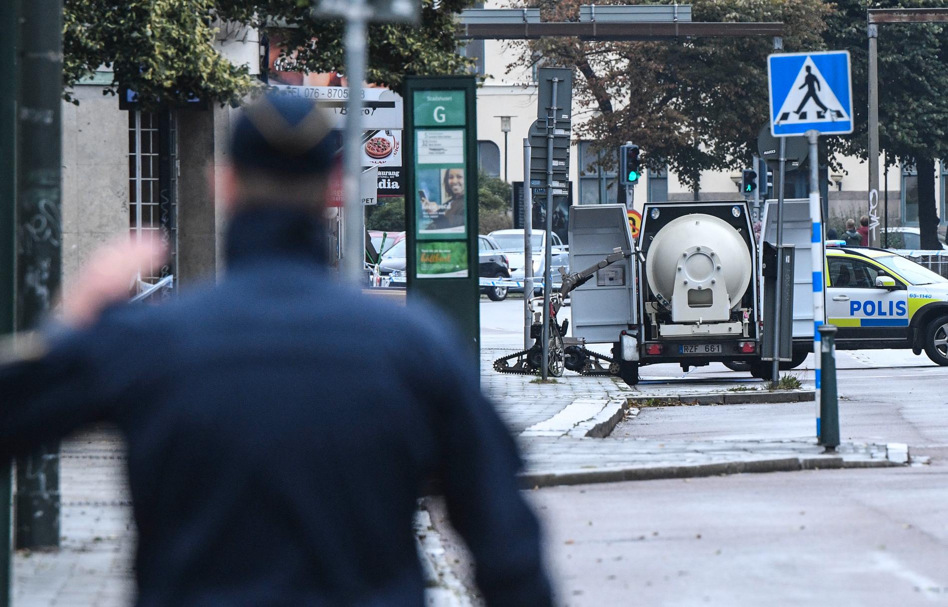 Polisens bombrobot lastar det farliga föremålet i bombvagn