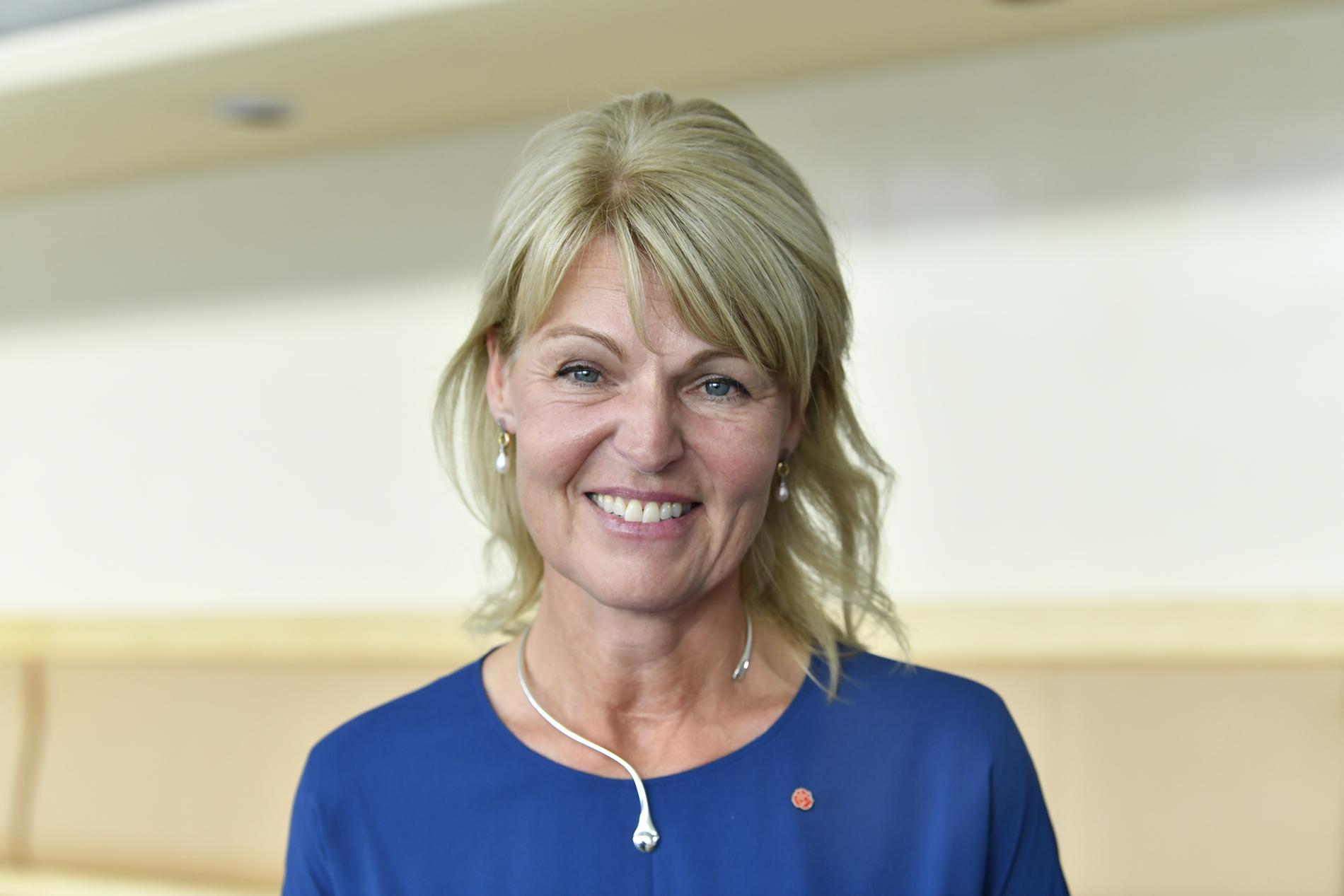 Näringslivsdoldisen Anna Hallberg tar över som utrikeshandelsminister, för dagen med en socialdemokratisk ros på klänningen, efter Ann Linde som blir utrikesminister.