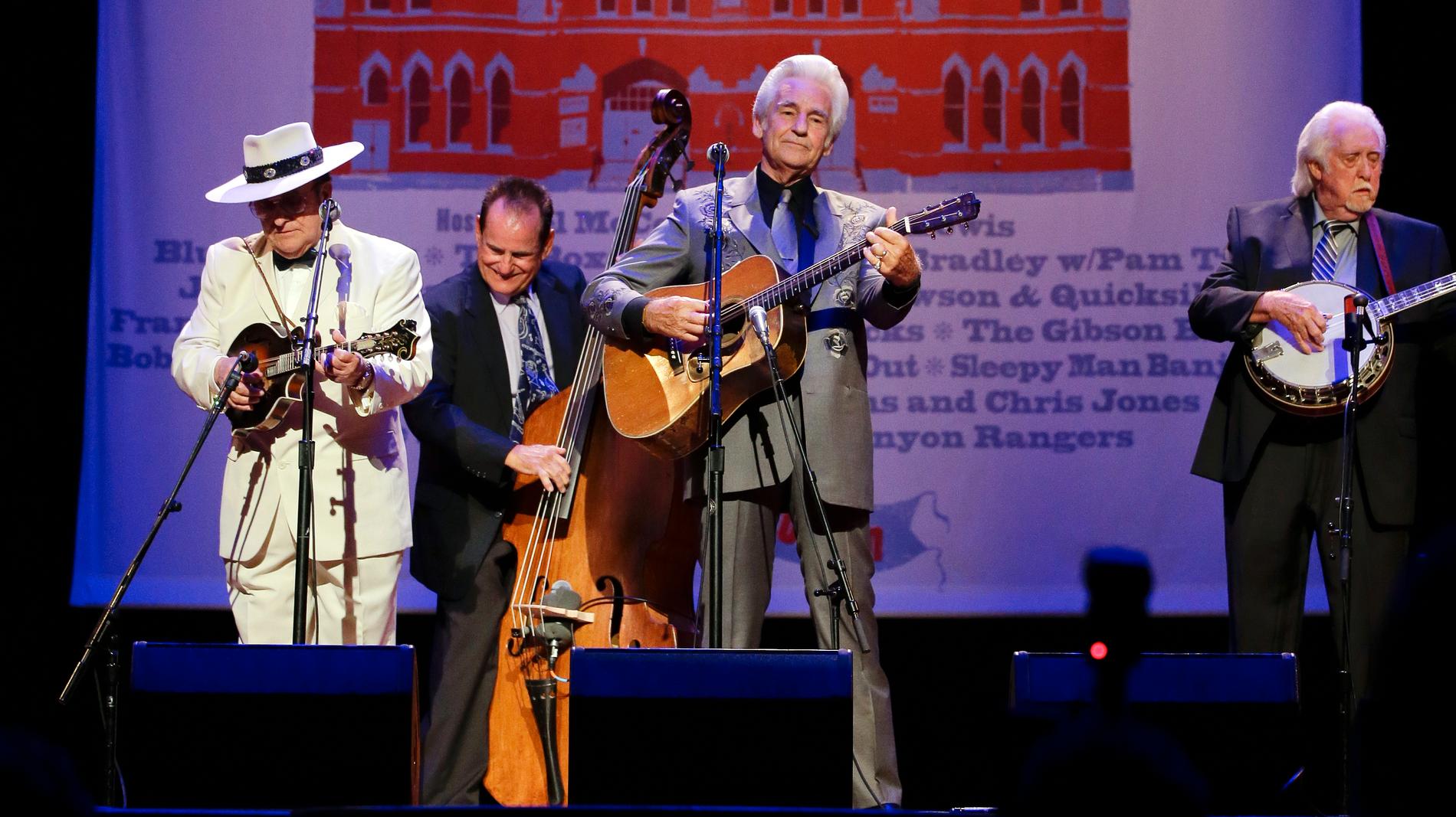 JD Crowe (längst till höger) spelar med Del McCoury (i mitten) vid en bluegrasskonsert 2012 i Nashville. Arkivbild.