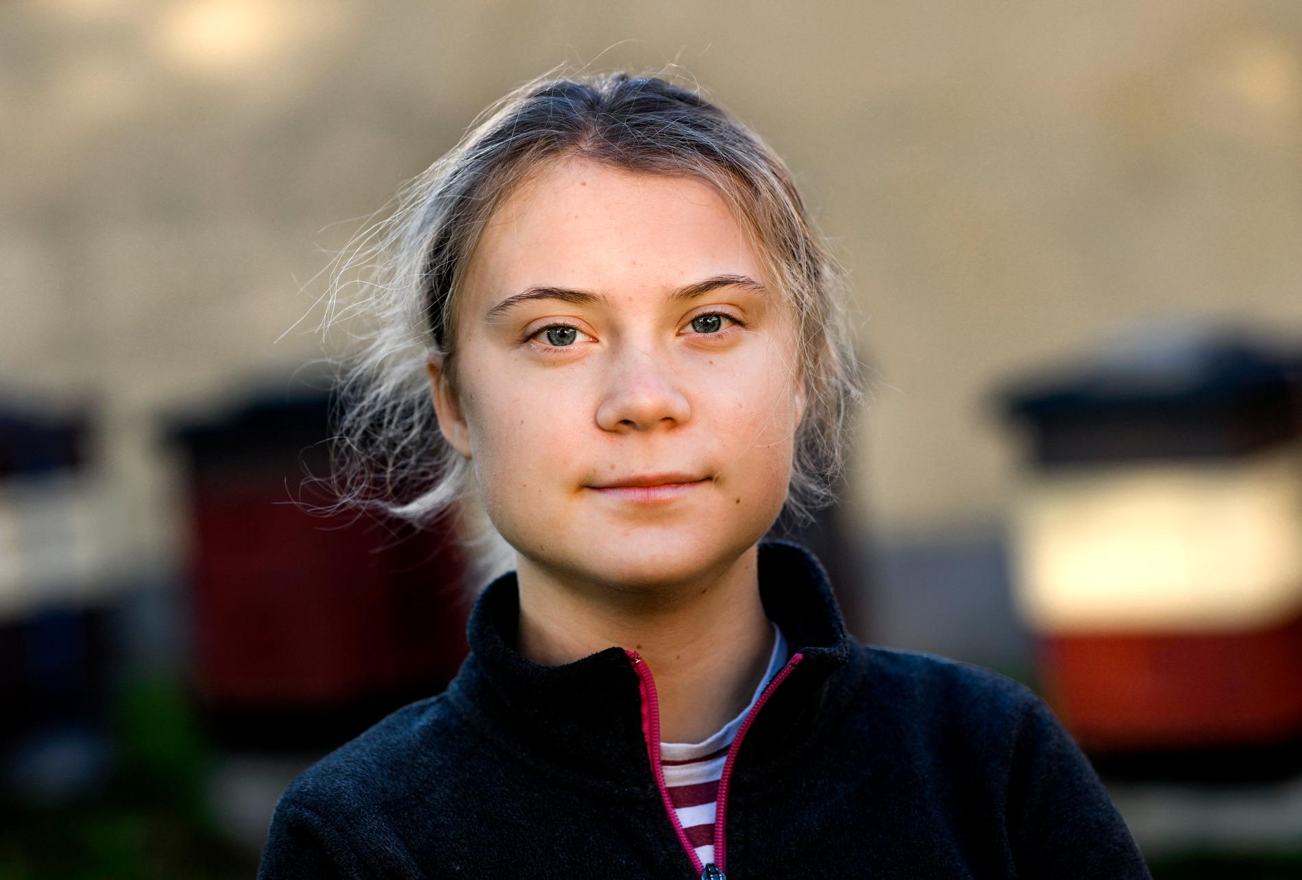 Greta Thunberg ryggar inte för att bli politisk i sin bok "Klimatboken" där hon samlat massor av experter på klimatkrisen. "Jag utnyttjar den här möjligheten att gå åt lite hårdare", säger hon.