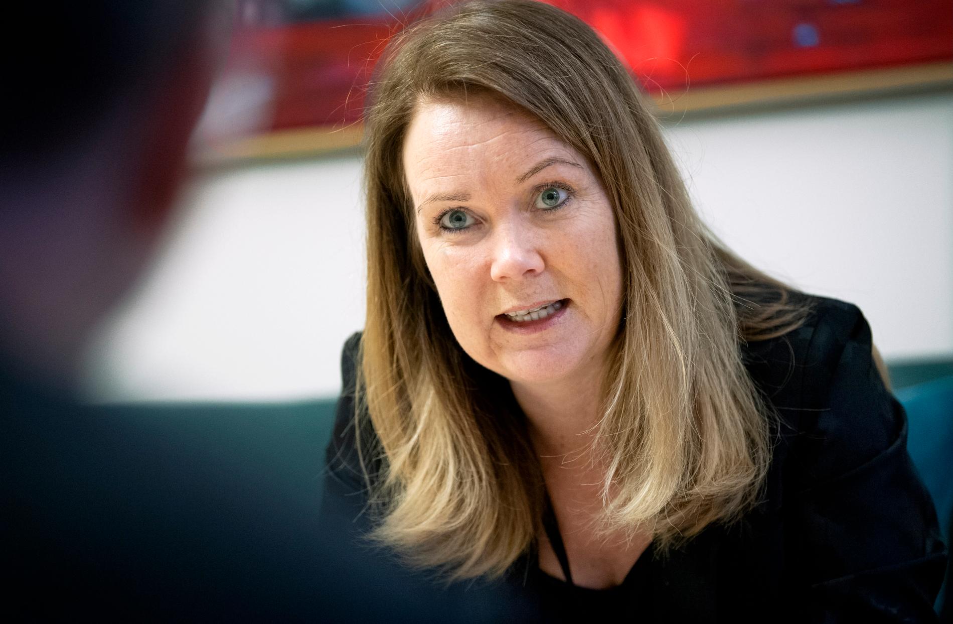 Landsbygdsminister Jennie Nilsson (S) skjuter skulden för utebliven ersättning till skogsägare för skogsskydd på M och KD och deras budget, som fick majoritet i riksdagen. Arkivbild.
