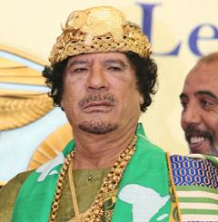 Klädd i en traditionell dräkt träffar Muammar Gaddafi afrikanska parlamentariker, i Tripoli, Libyen, september 2009.